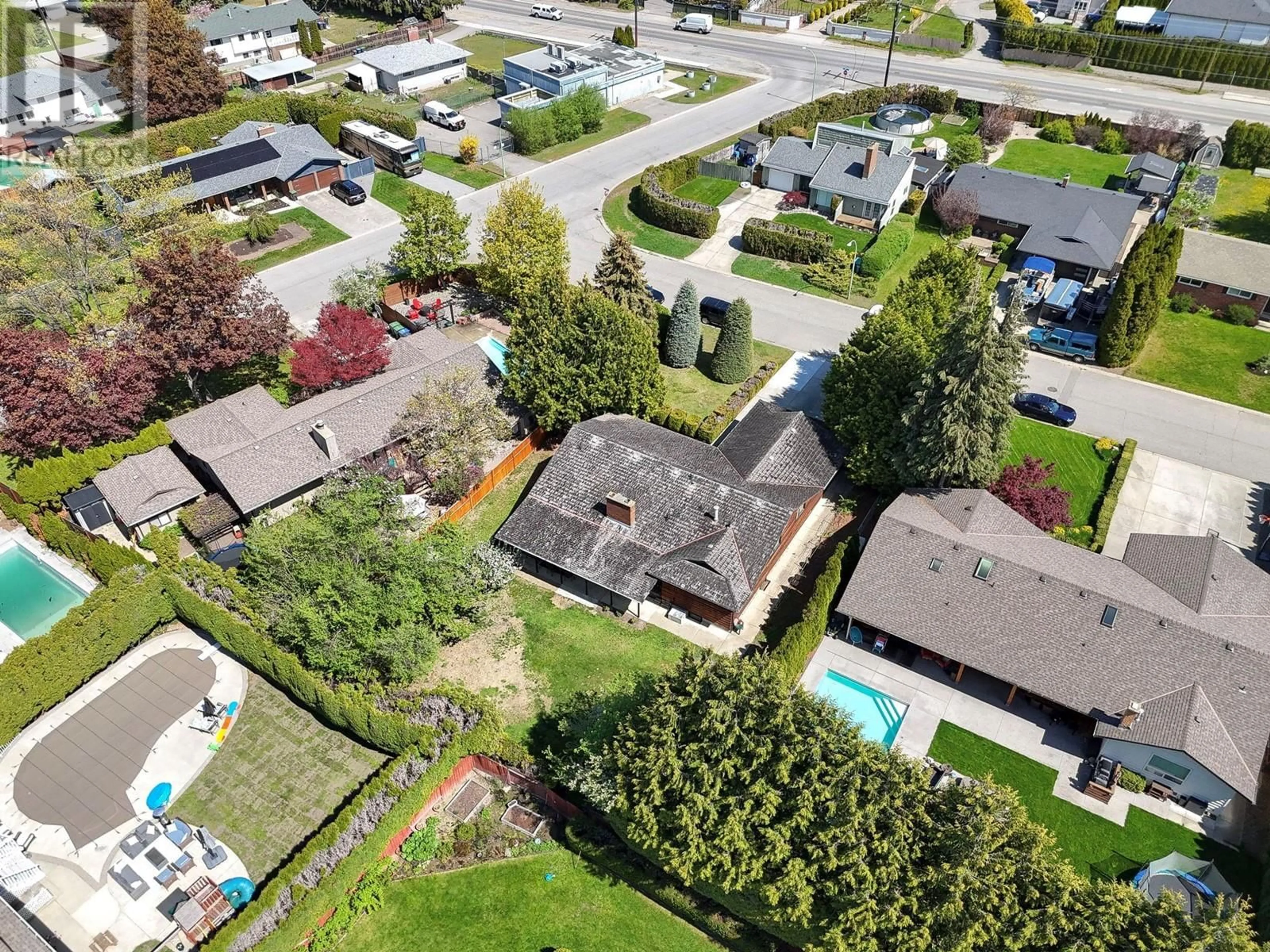 A pic from outside/outdoor area/front of a property/back of a property/a pic from drone, street for 4354 EDINBURGH COURT, Kelowna British Columbia V1W2M4