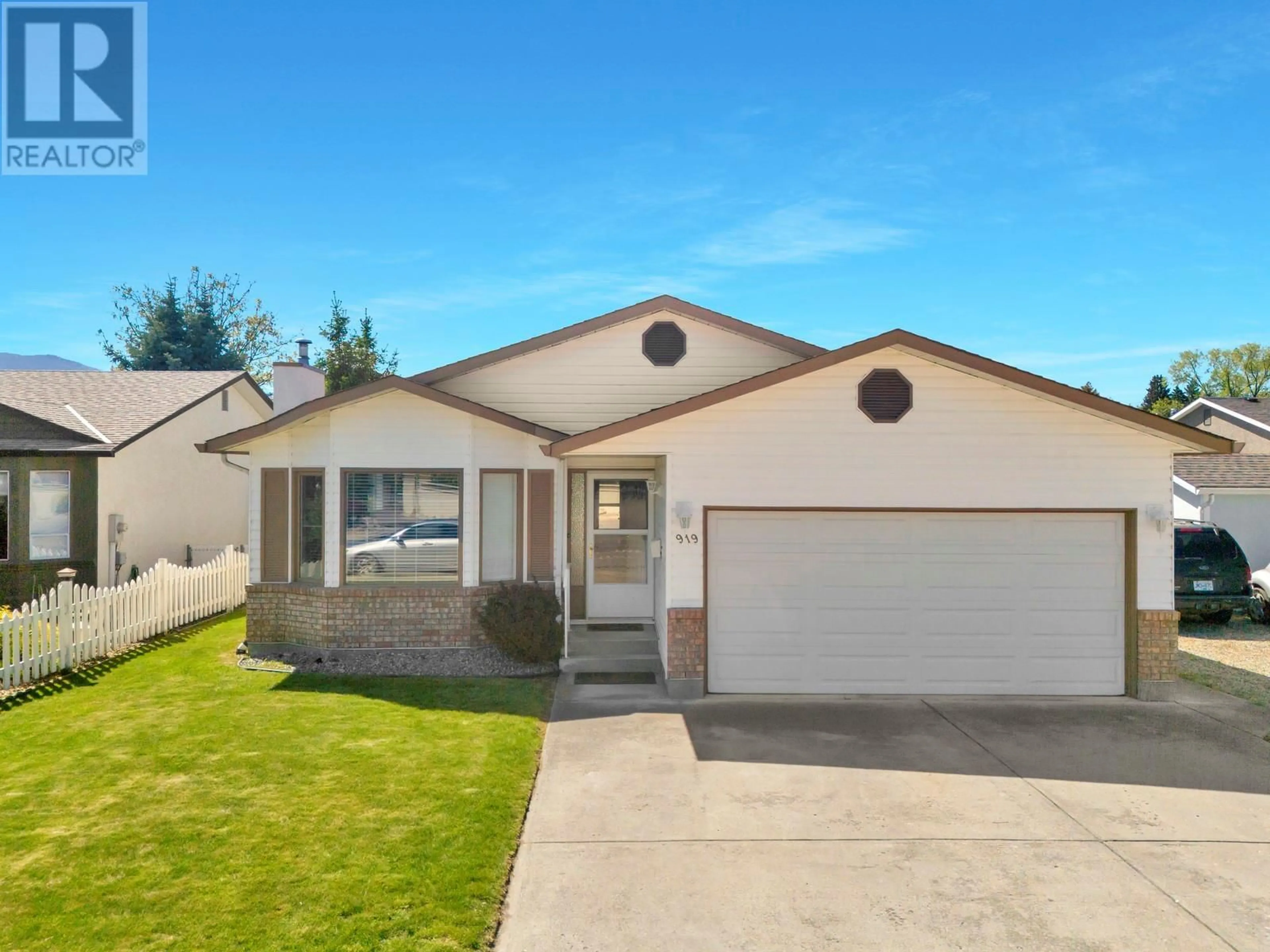 Home with vinyl exterior material, street for 919 LANFRANCO ROAD, Kelowna British Columbia V1W3X2
