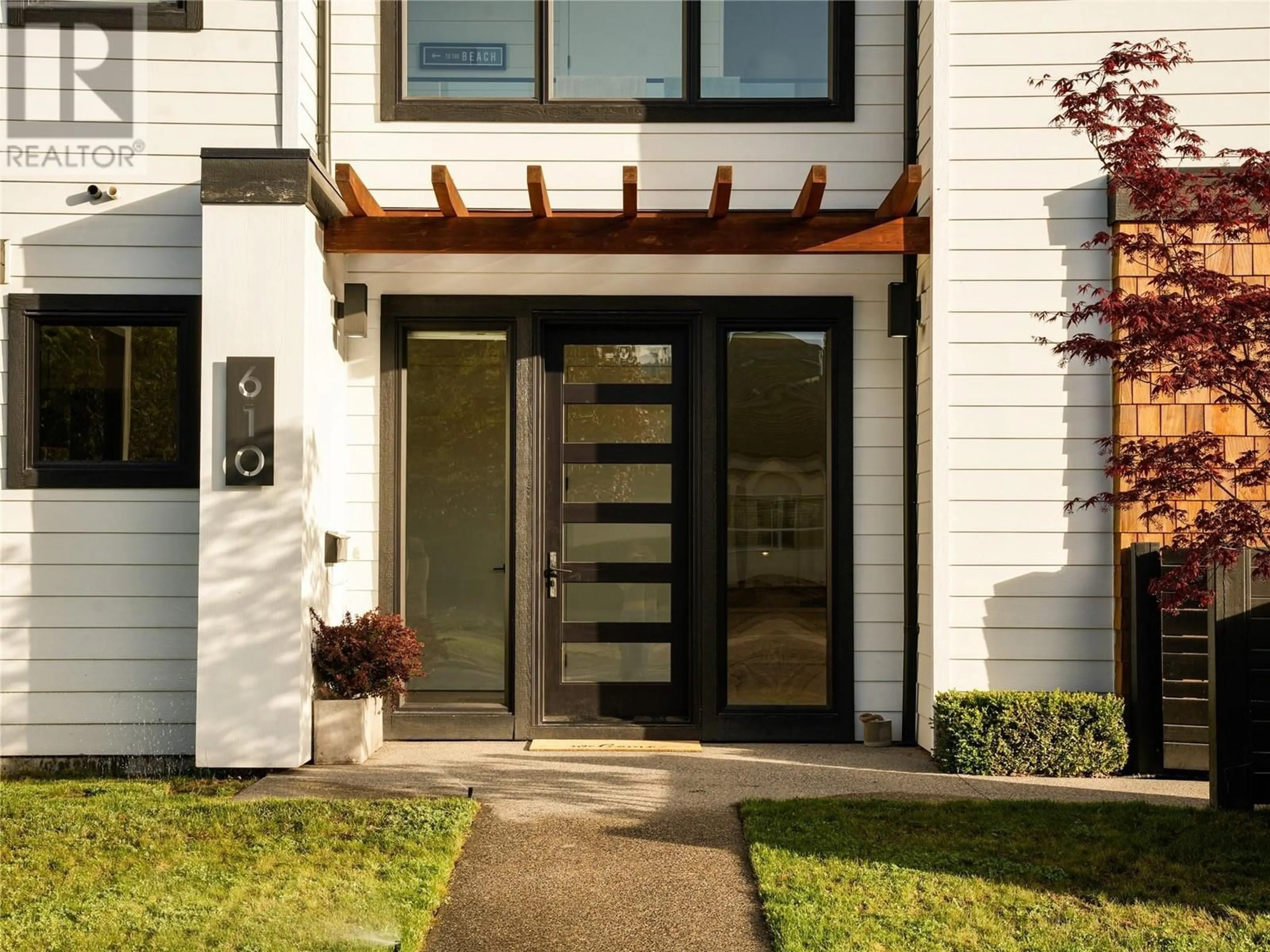 Indoor entryway for 610 BARRERA ROAD, Kelowna British Columbia V1W3K2