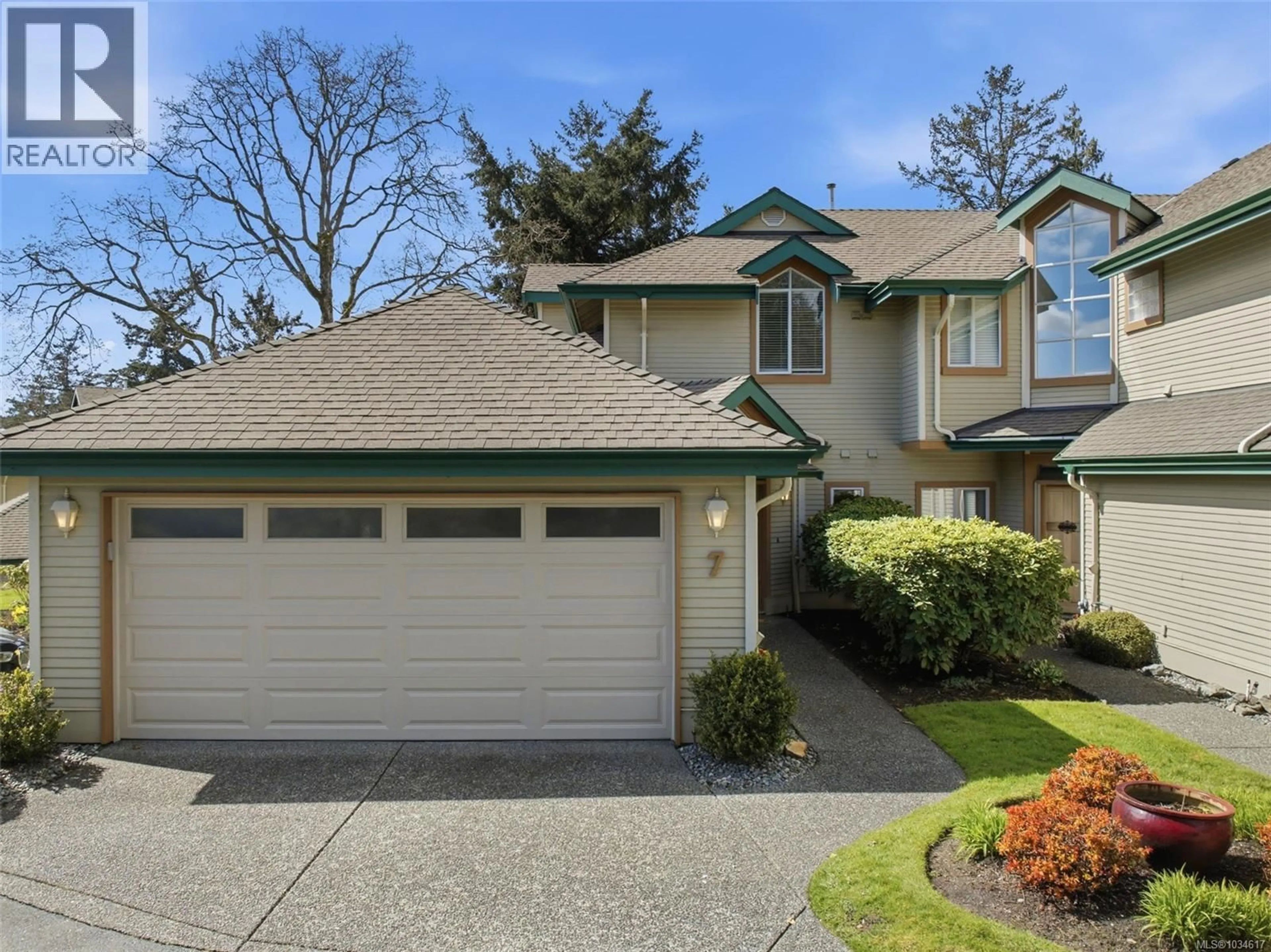 Home with vinyl exterior material, street for 7 - 520 MARSETT PLACE, Saanich British Columbia V8Z7J1