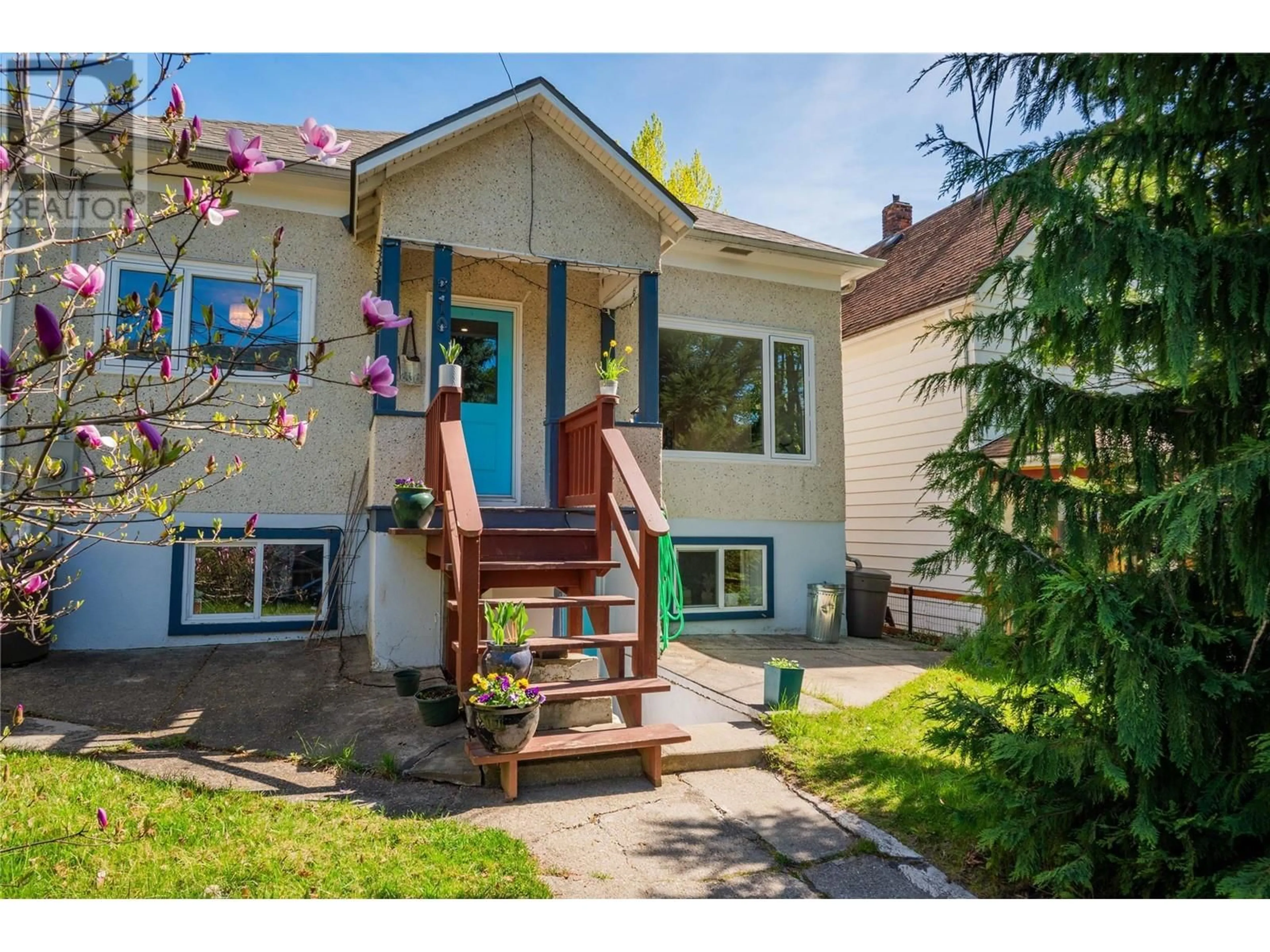 Home with vinyl exterior material, street for 810 MILL STREET, Nelson British Columbia V1L4S7
