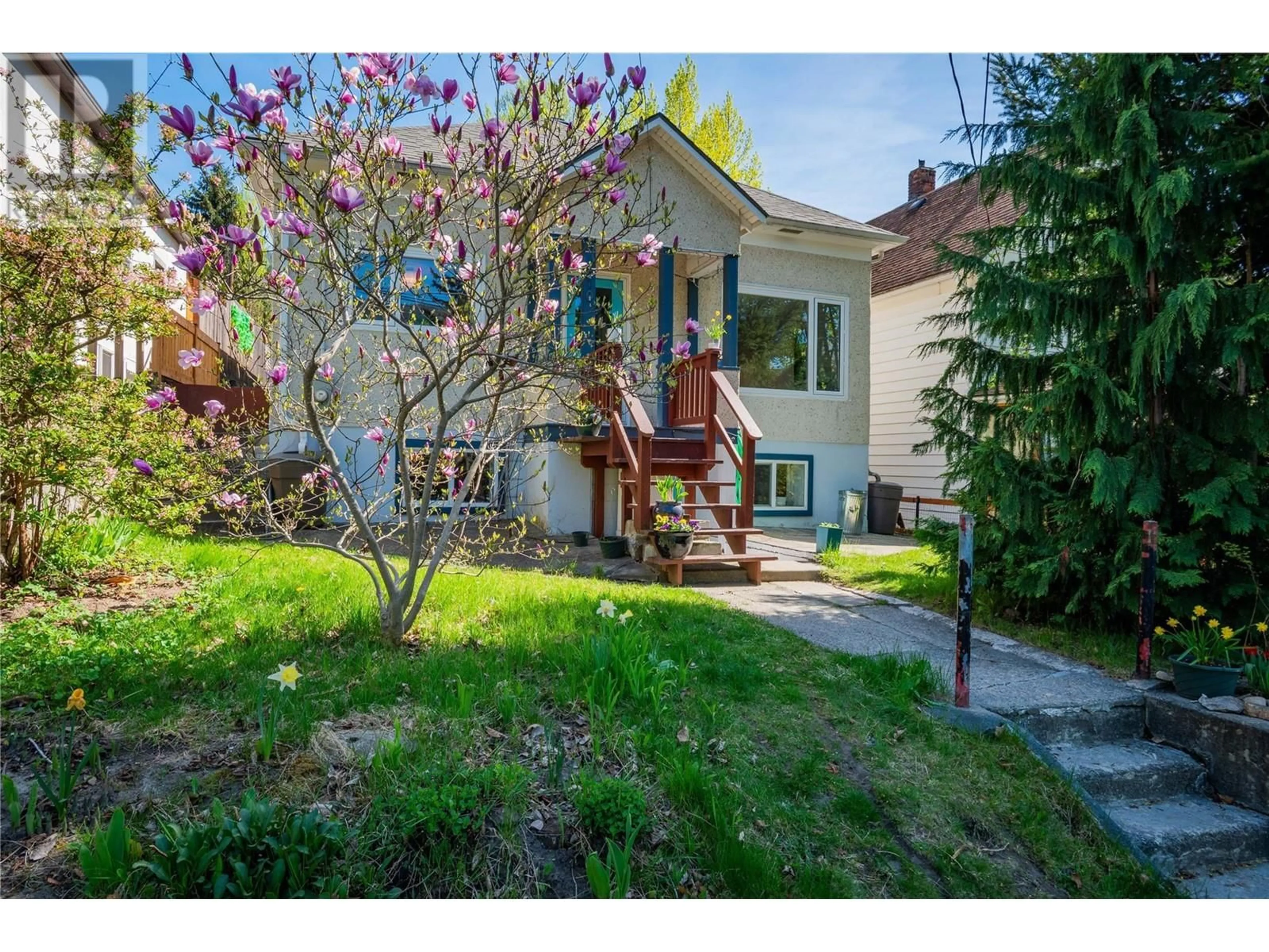 A pic from outside/outdoor area/front of a property/back of a property/a pic from drone, street for 810 MILL STREET, Nelson British Columbia V1L4S7