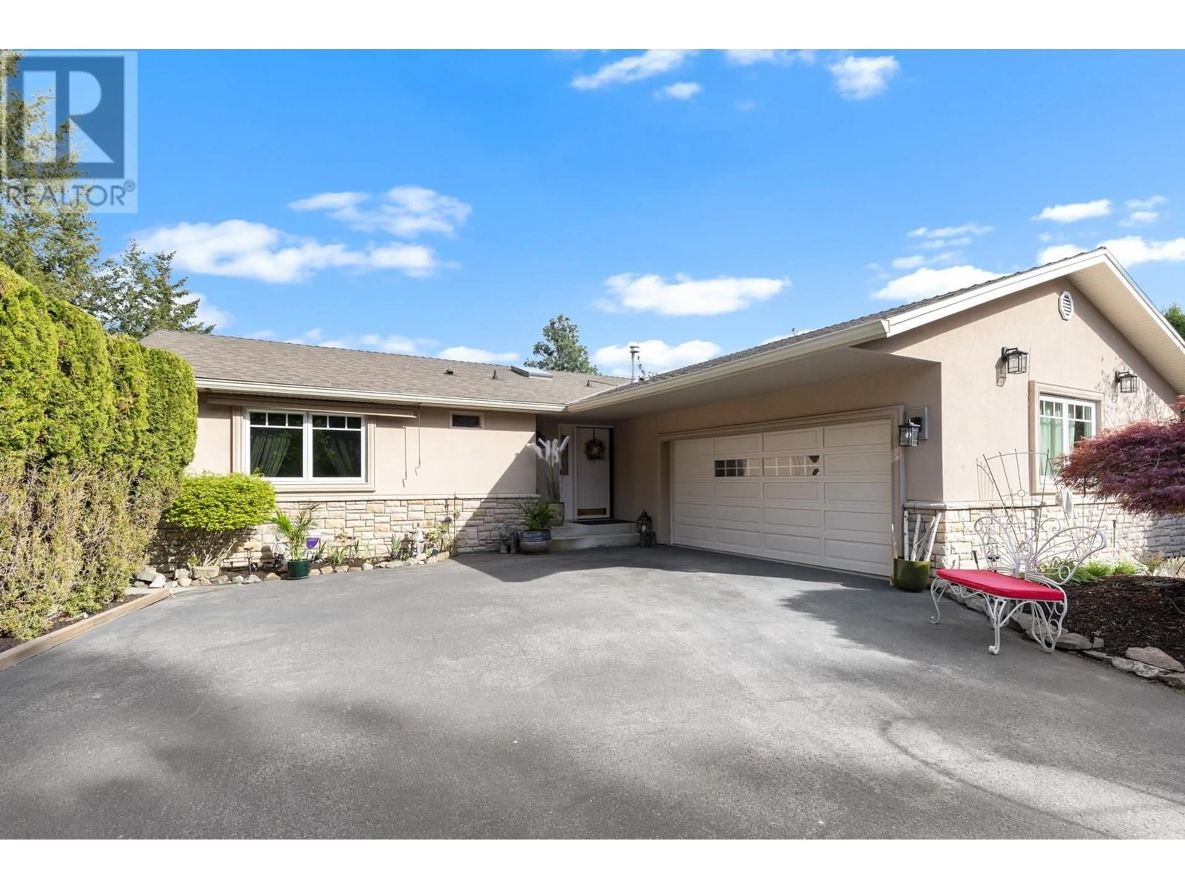 Indoor garage for 1991 HORIZON DRIVE, West Kelowna British Columbia V1Z3L3