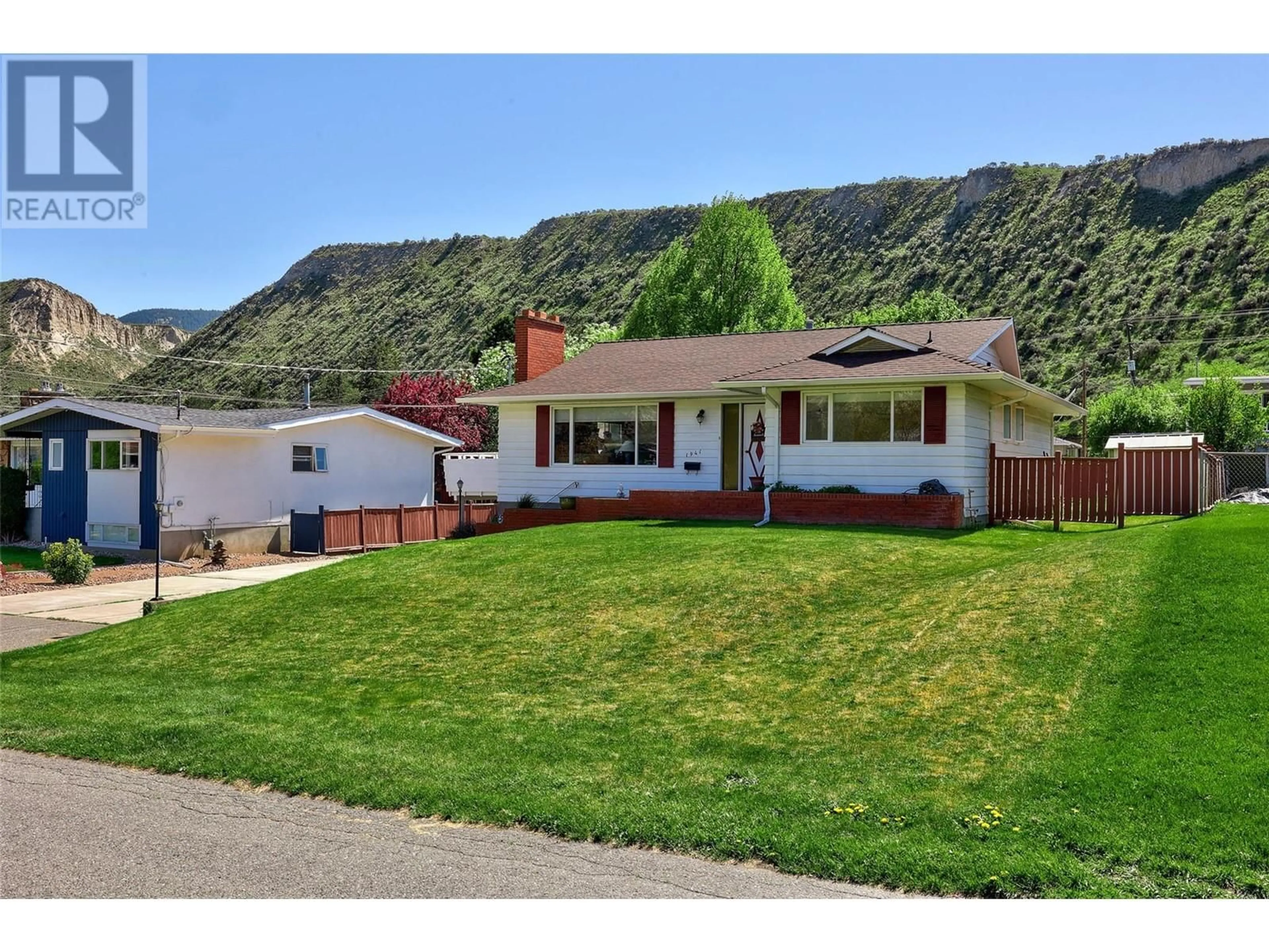 Home with vinyl exterior material, mountain view for 1941 CARDINAL DRIVE, Kamloops British Columbia V2C4H5