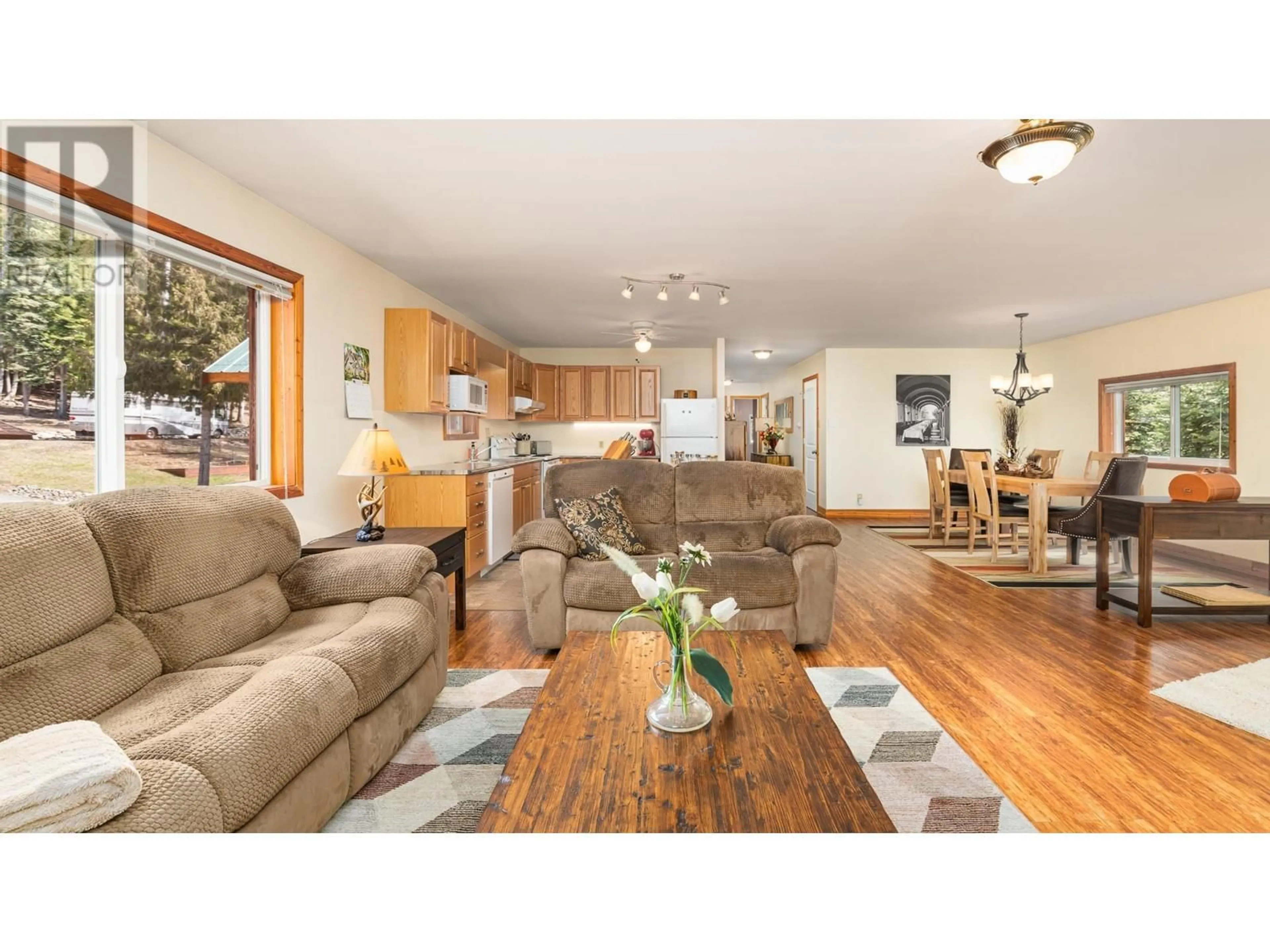 Living room with furniture, wood/laminate floor for 7470 3 HIGHWAY, Kitchener British Columbia V0B2P0