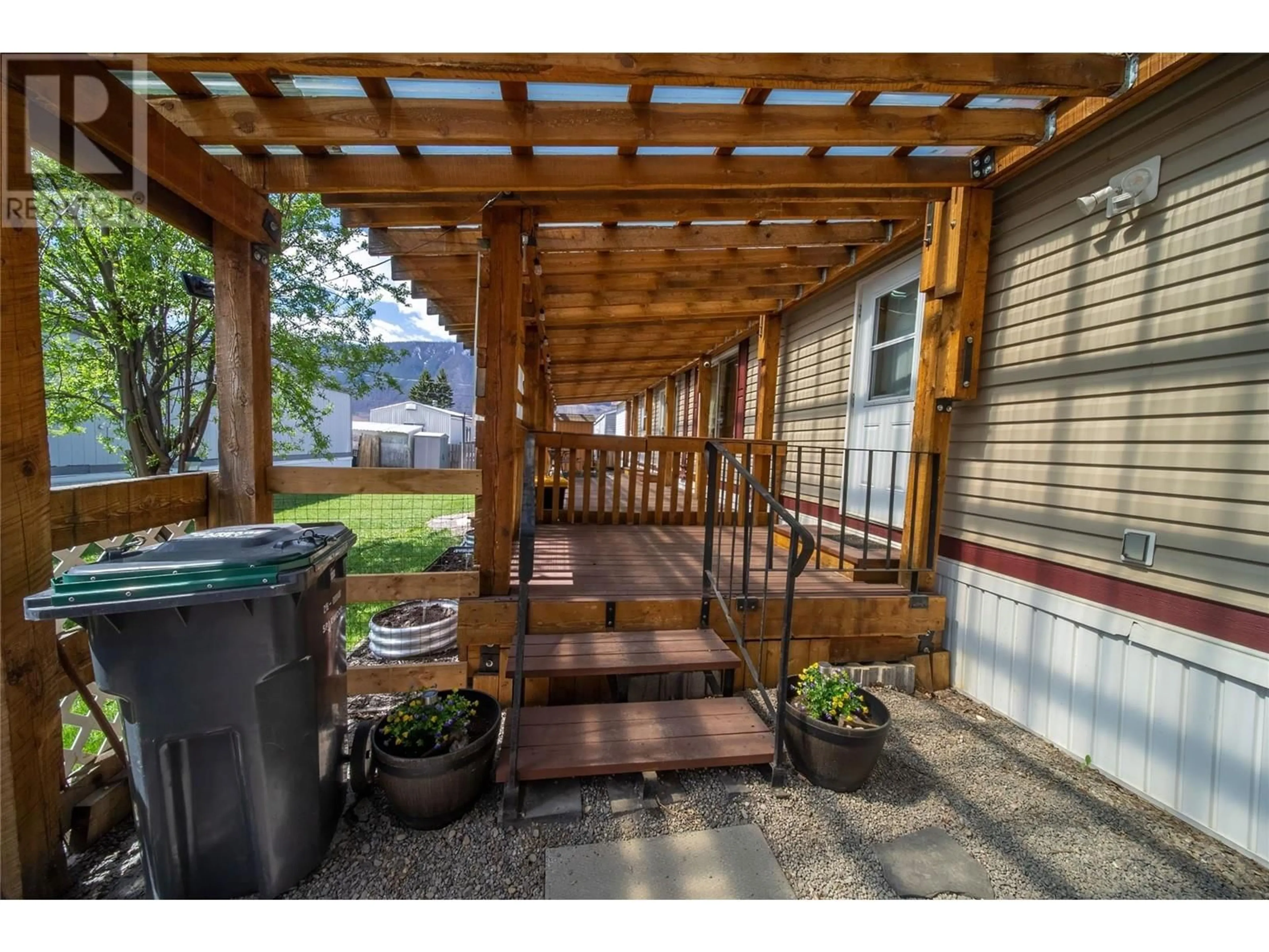 Patio, street for 11 - 100 INDUSTRIAL #1 ROAD, Sparwood British Columbia V0B2G1