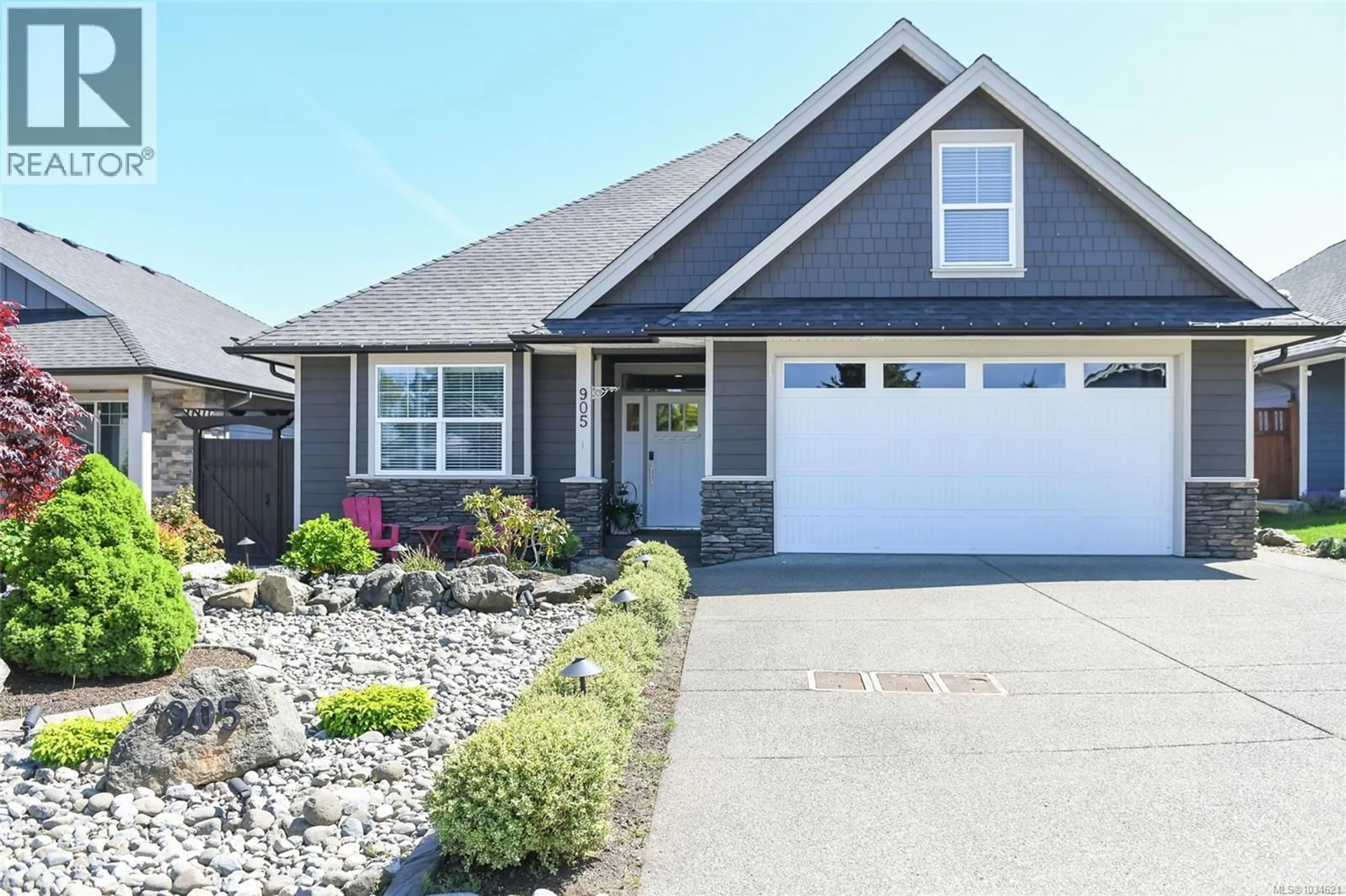 Home with vinyl exterior material, street for 905 PRESTWICK PLACE, Courtenay British Columbia V9N0E1
