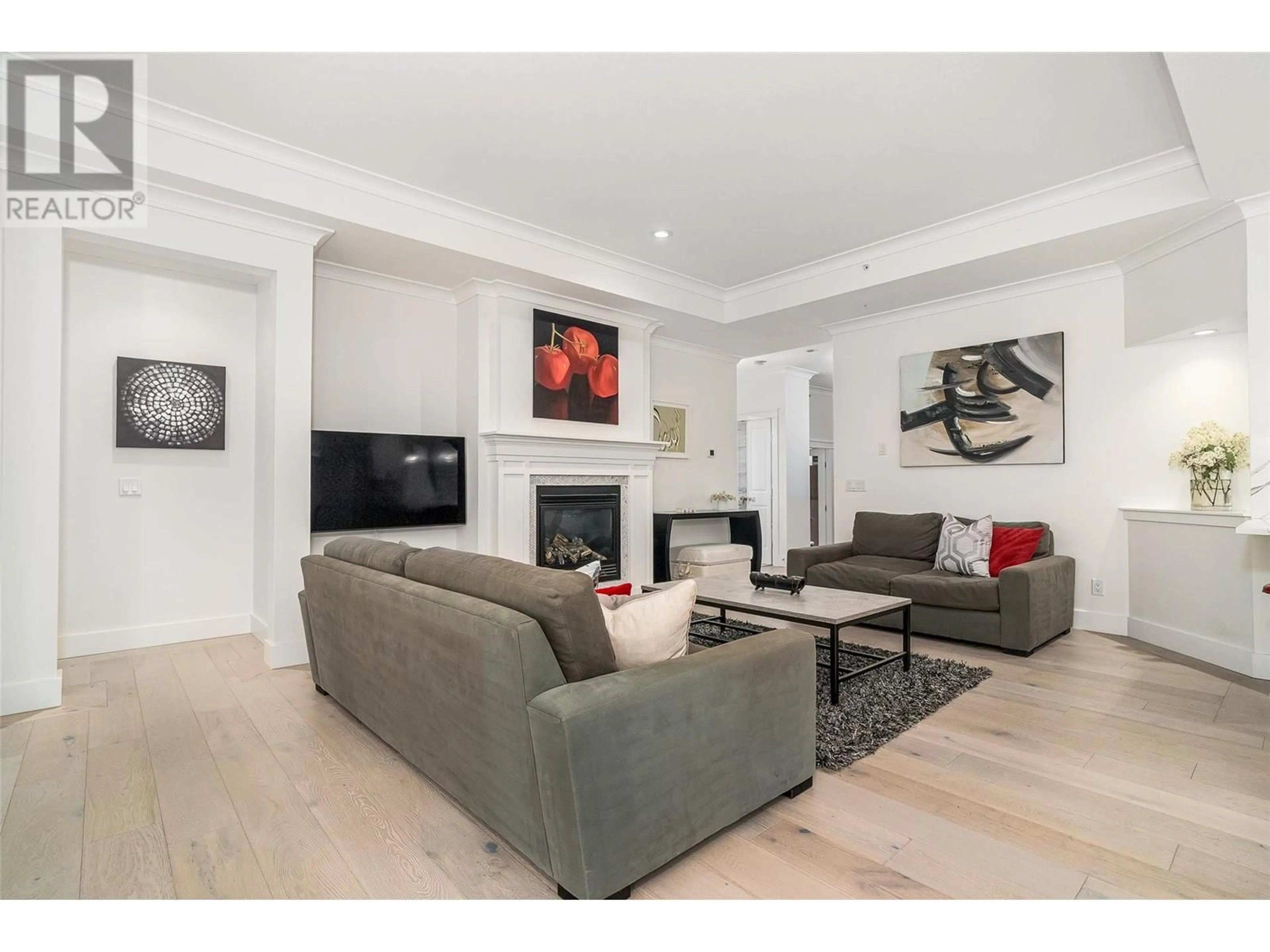 Living room with furniture, unknown for 432 LONGSPOON DRIVE, Vernon British Columbia V1H2K2