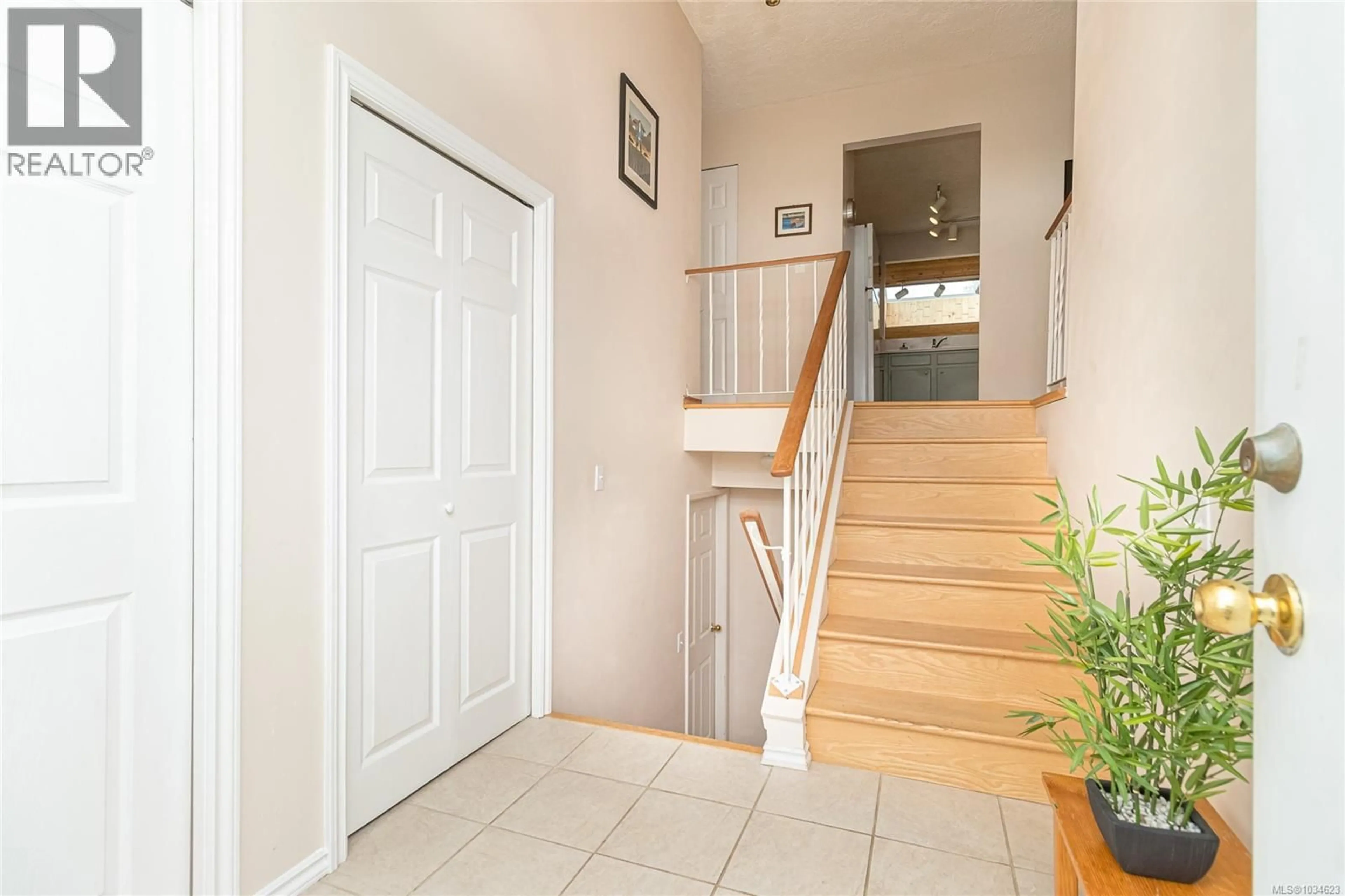 Indoor foyer for 10046 JUDSON PLACE, Sidney British Columbia V8L3M3