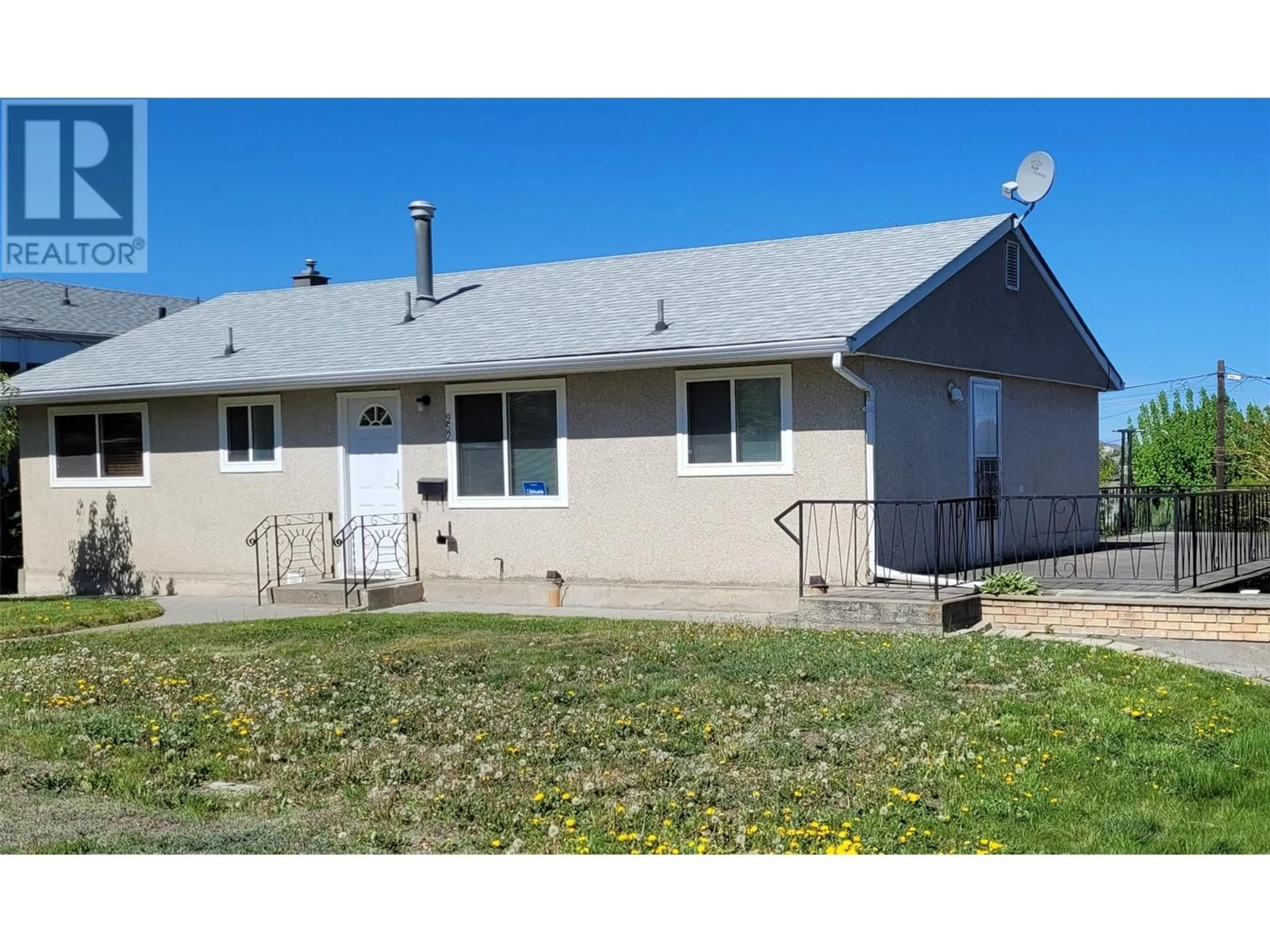 Home with vinyl exterior material, street for 952 FRASER STREET, Kamloops British Columbia V2C3H5