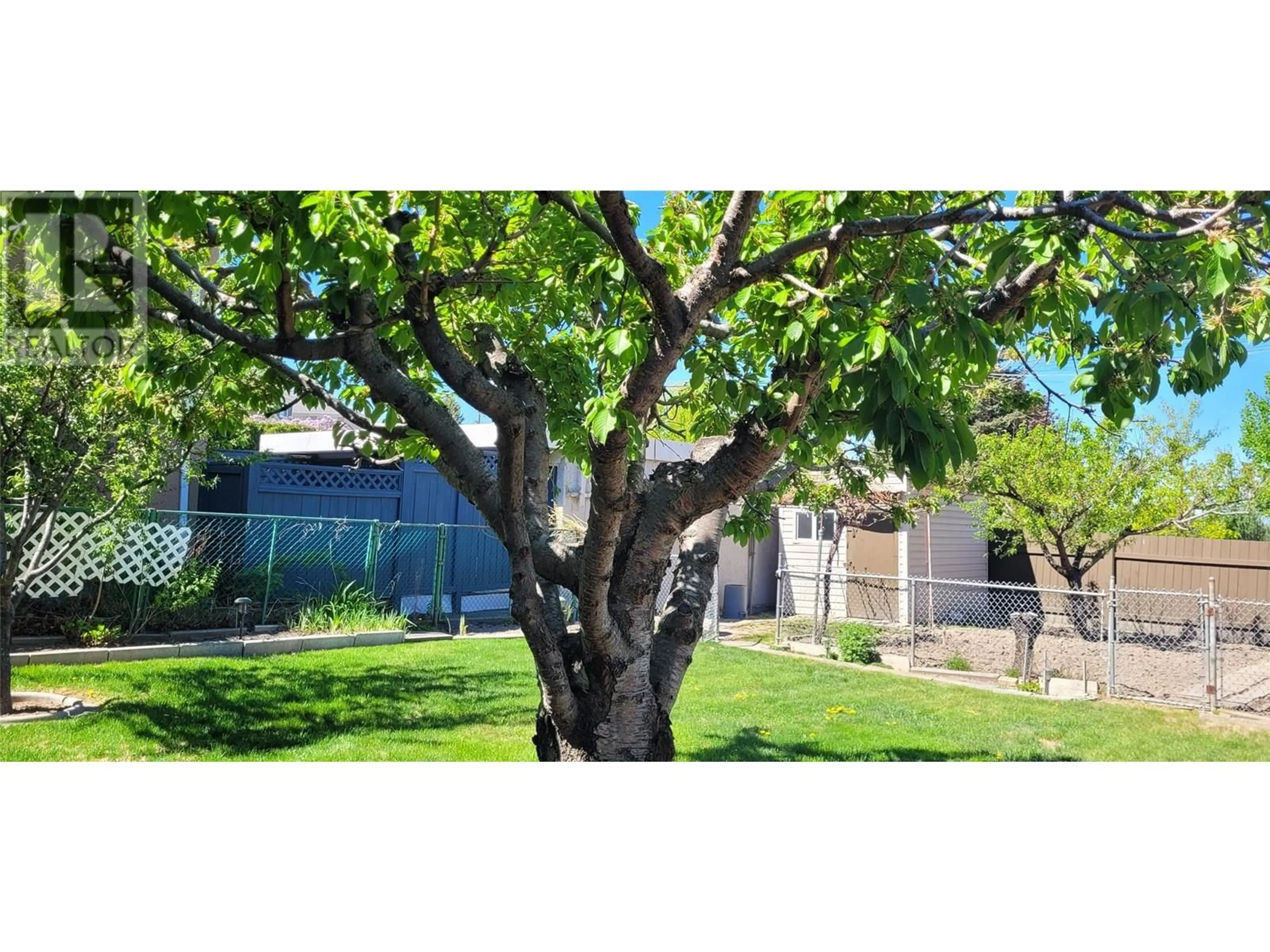 A pic from outside/outdoor area/front of a property/back of a property/a pic from drone, street for 952 FRASER STREET, Kamloops British Columbia V2C3H5