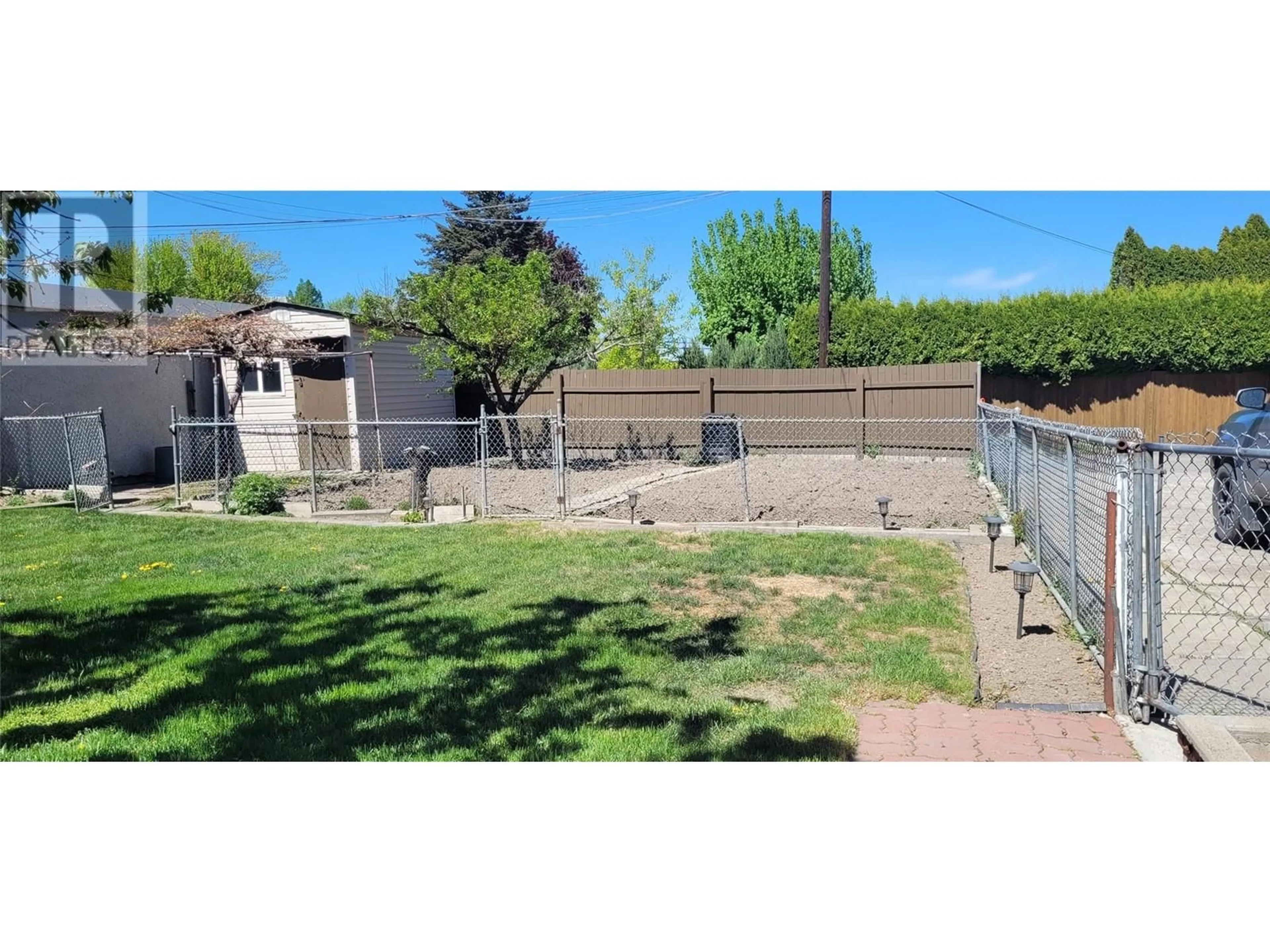 A pic from outside/outdoor area/front of a property/back of a property/a pic from drone, street for 952 FRASER STREET, Kamloops British Columbia V2C3H5