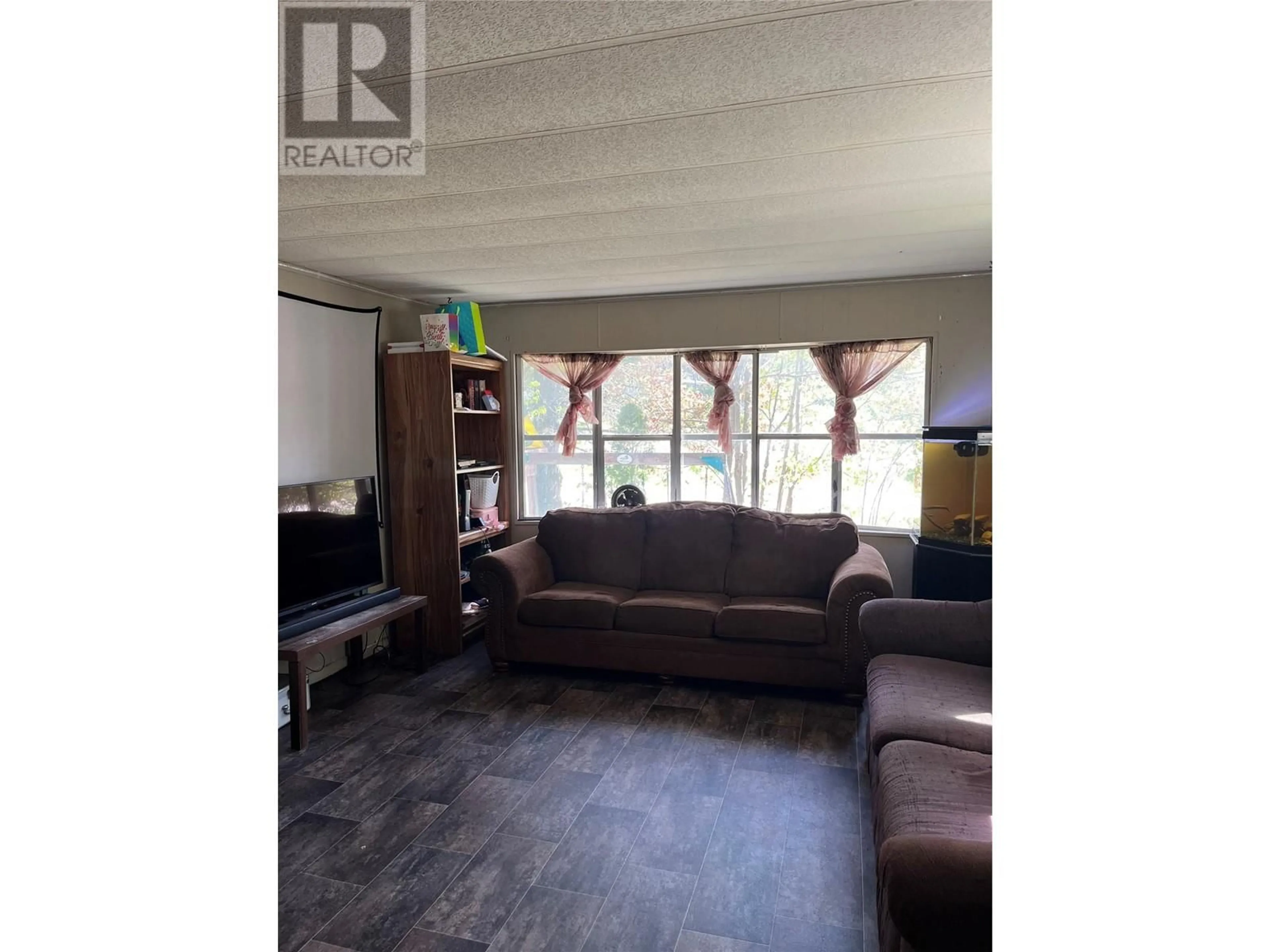 Living room with furniture, wood/laminate floor for 7 - 4232 ELDON FRONTAGE ROAD, Tappen British Columbia V0E2X0
