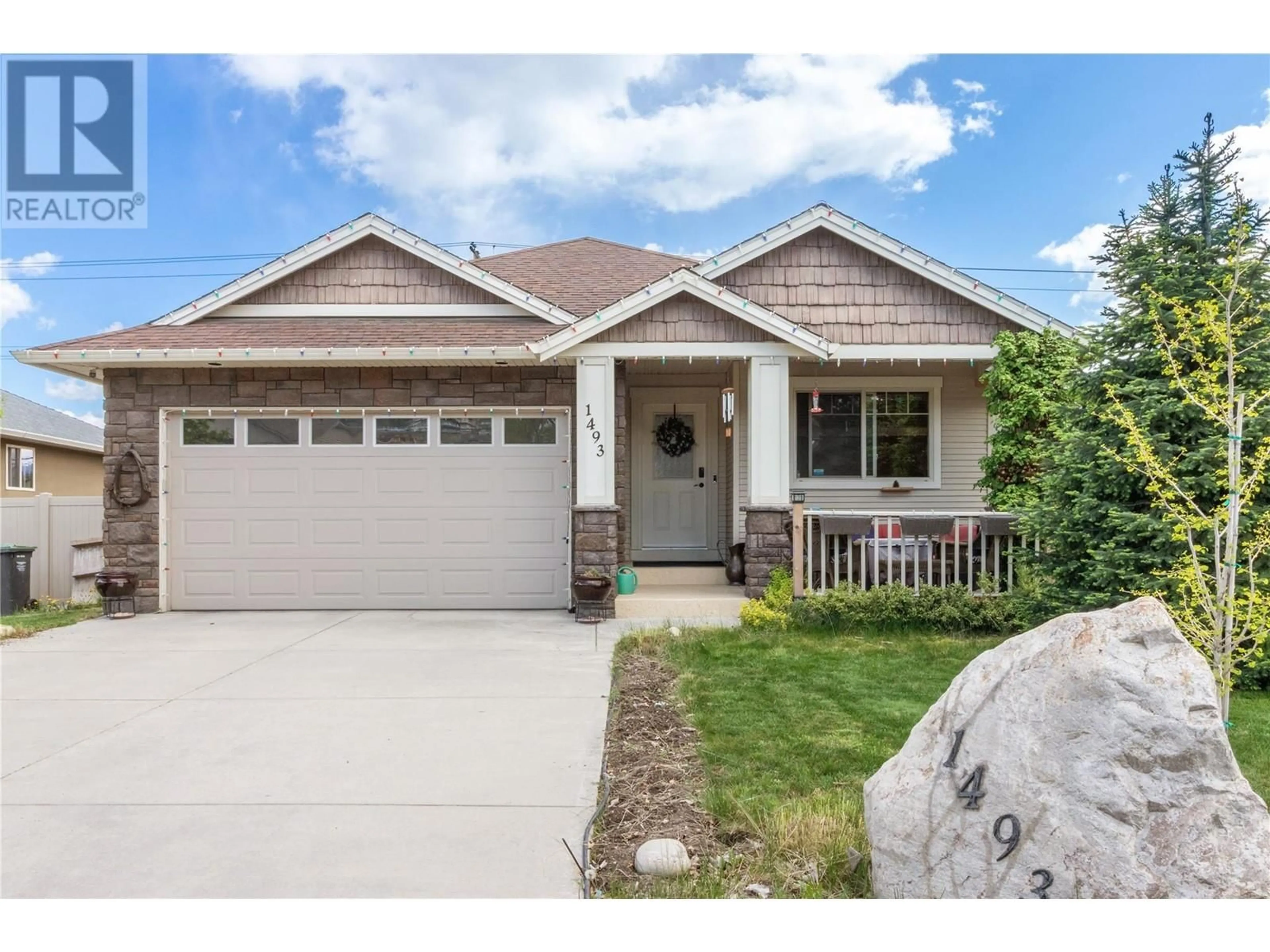 Home with vinyl exterior material, street for 1493 TANEMURA CRESCENT, Kelowna British Columbia V1P1N8