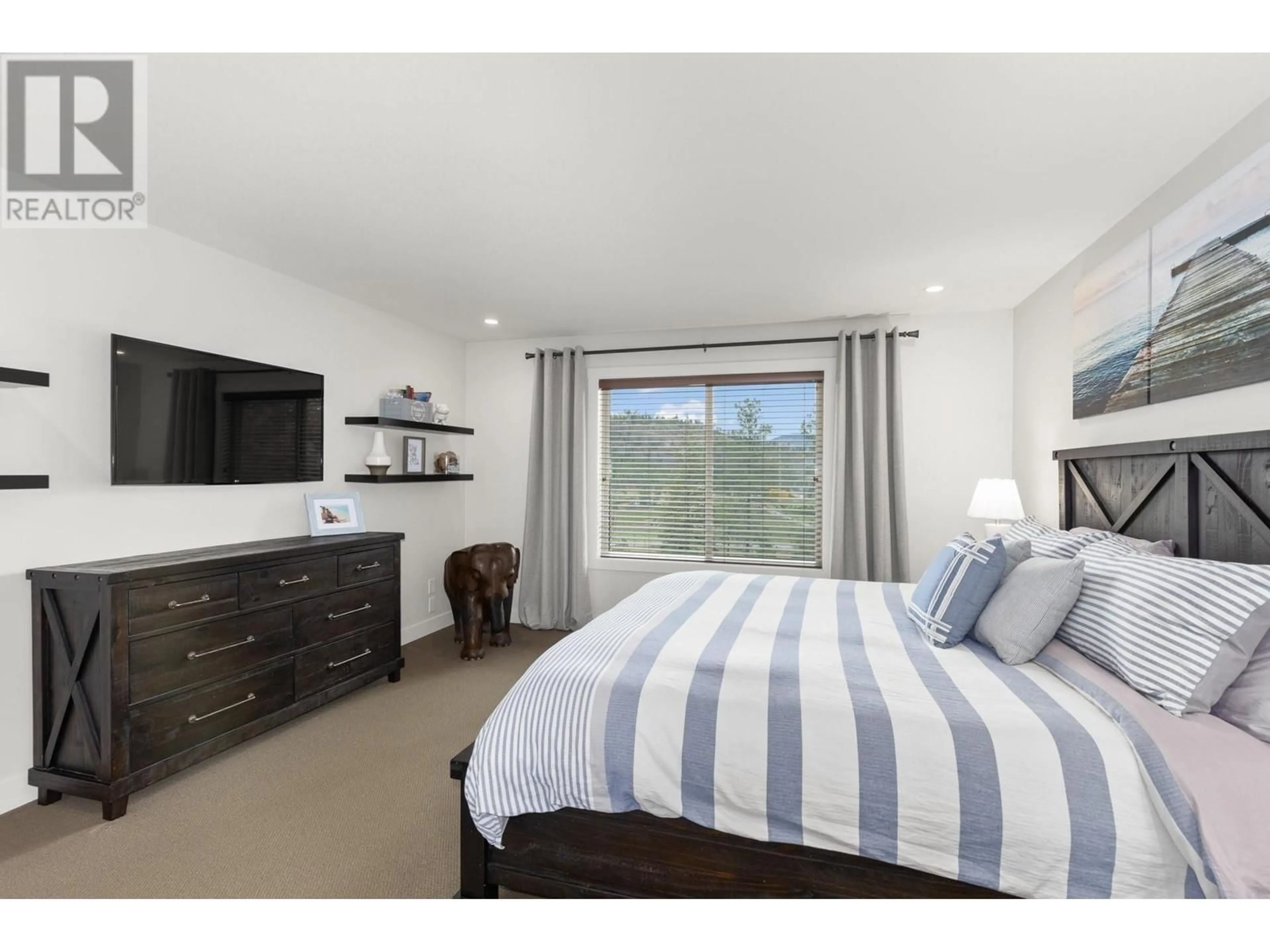 Bedroom with bed, wood/laminate floor for 1137 LONG RIDGE DRIVE, Kelowna British Columbia V1V2W9