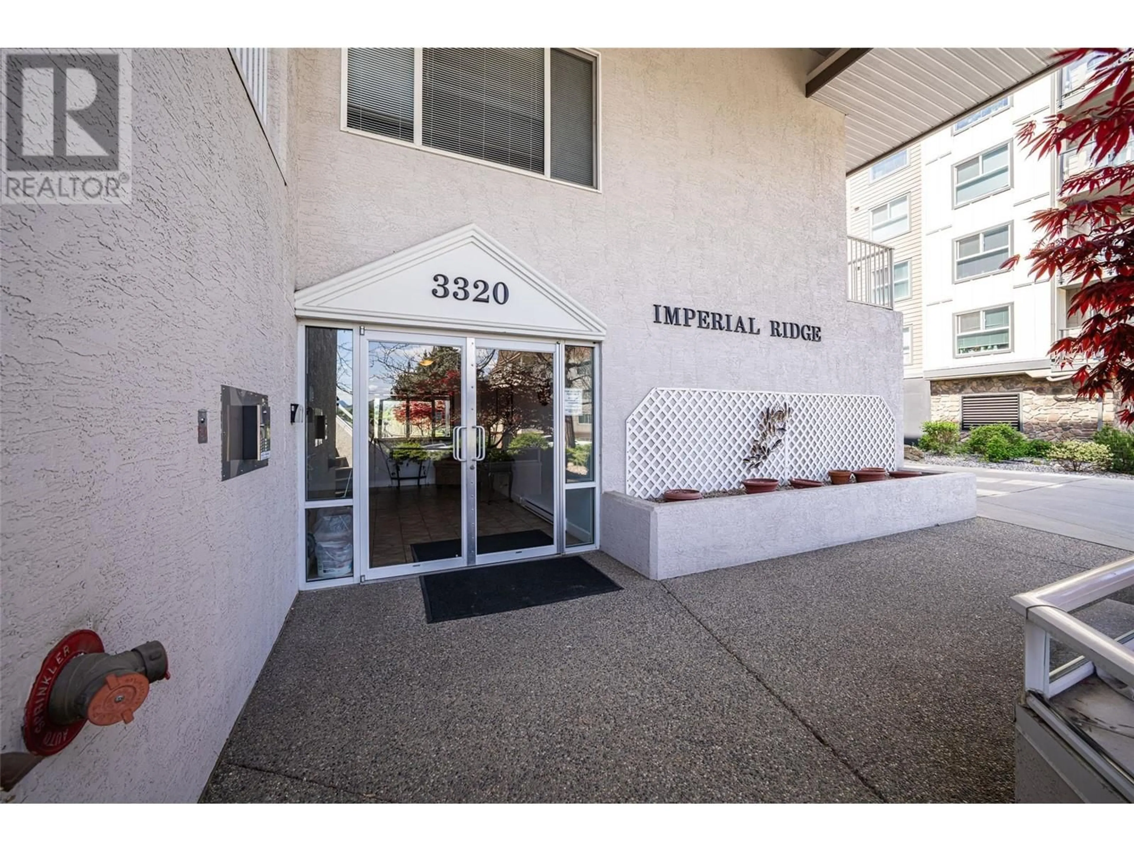 Indoor foyer for 206 - 3320 CENTENNIAL DRIVE, Vernon British Columbia V1T9M4