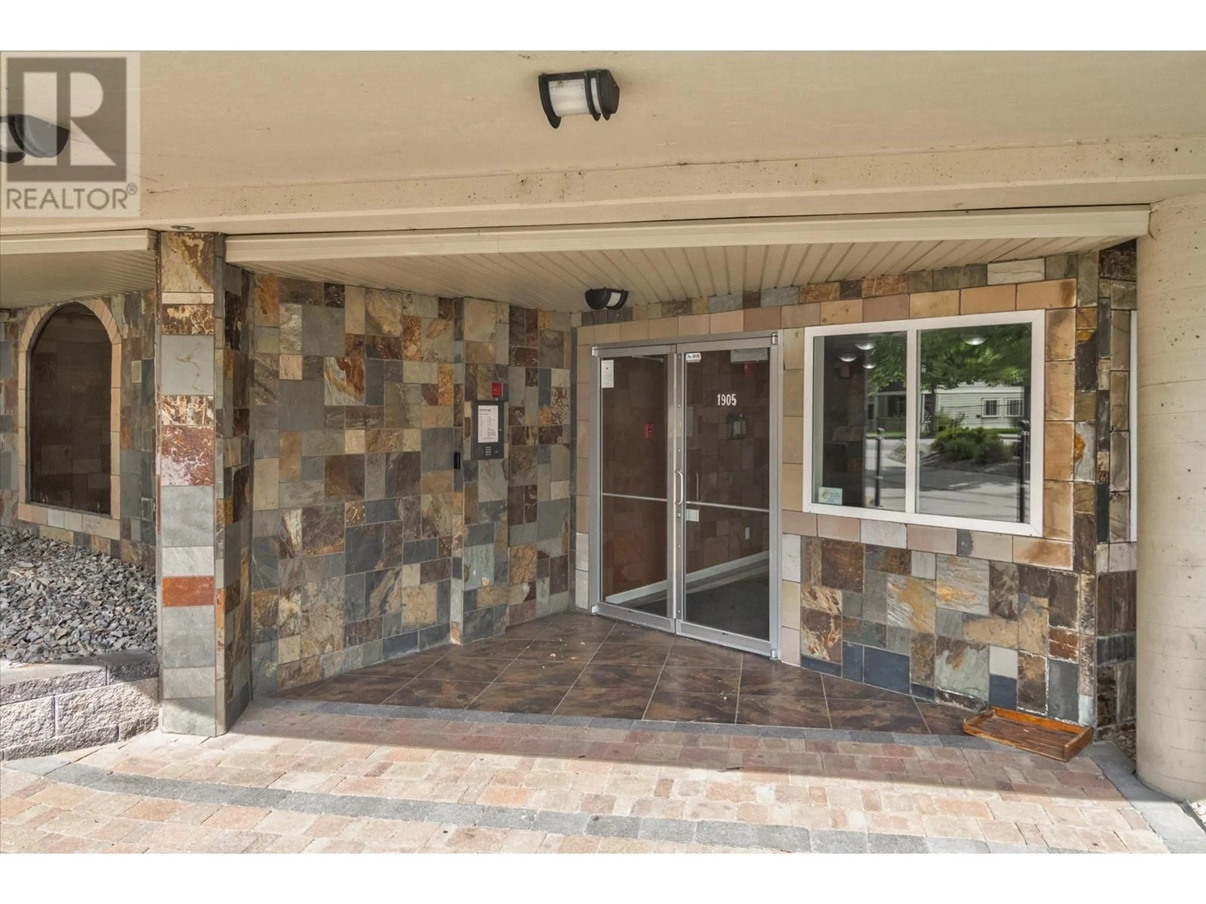 Indoor foyer for 303 - 1905 PANDOSY STREET, Kelowna British Columbia V1Y1R8