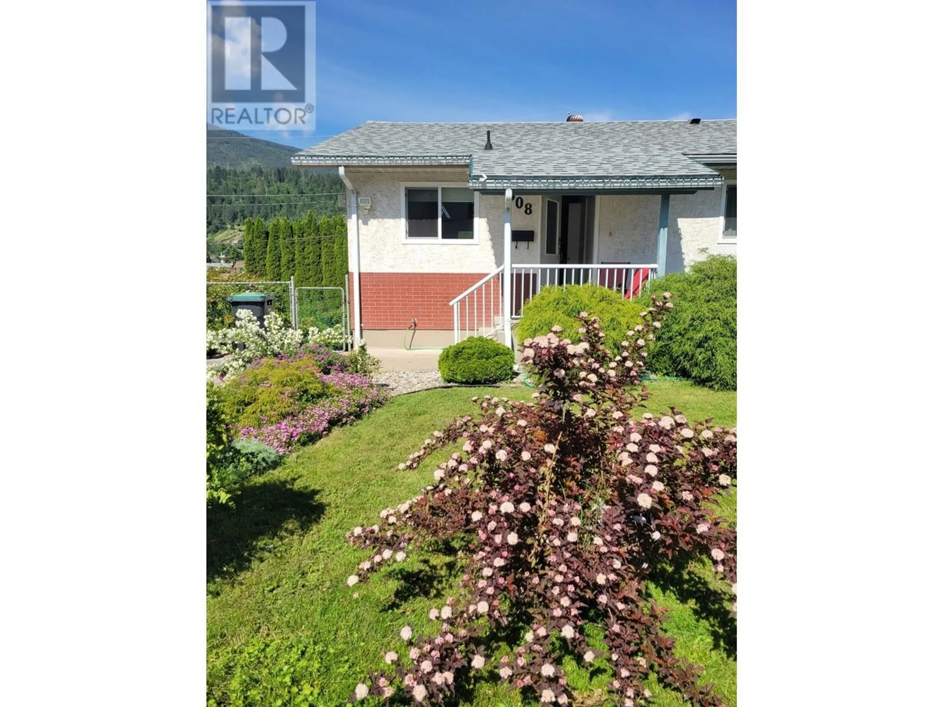 A pic from outside/outdoor area/front of a property/back of a property/a pic from drone, street for 508 7TH AVENUE, Castlegar British Columbia V1N1R4
