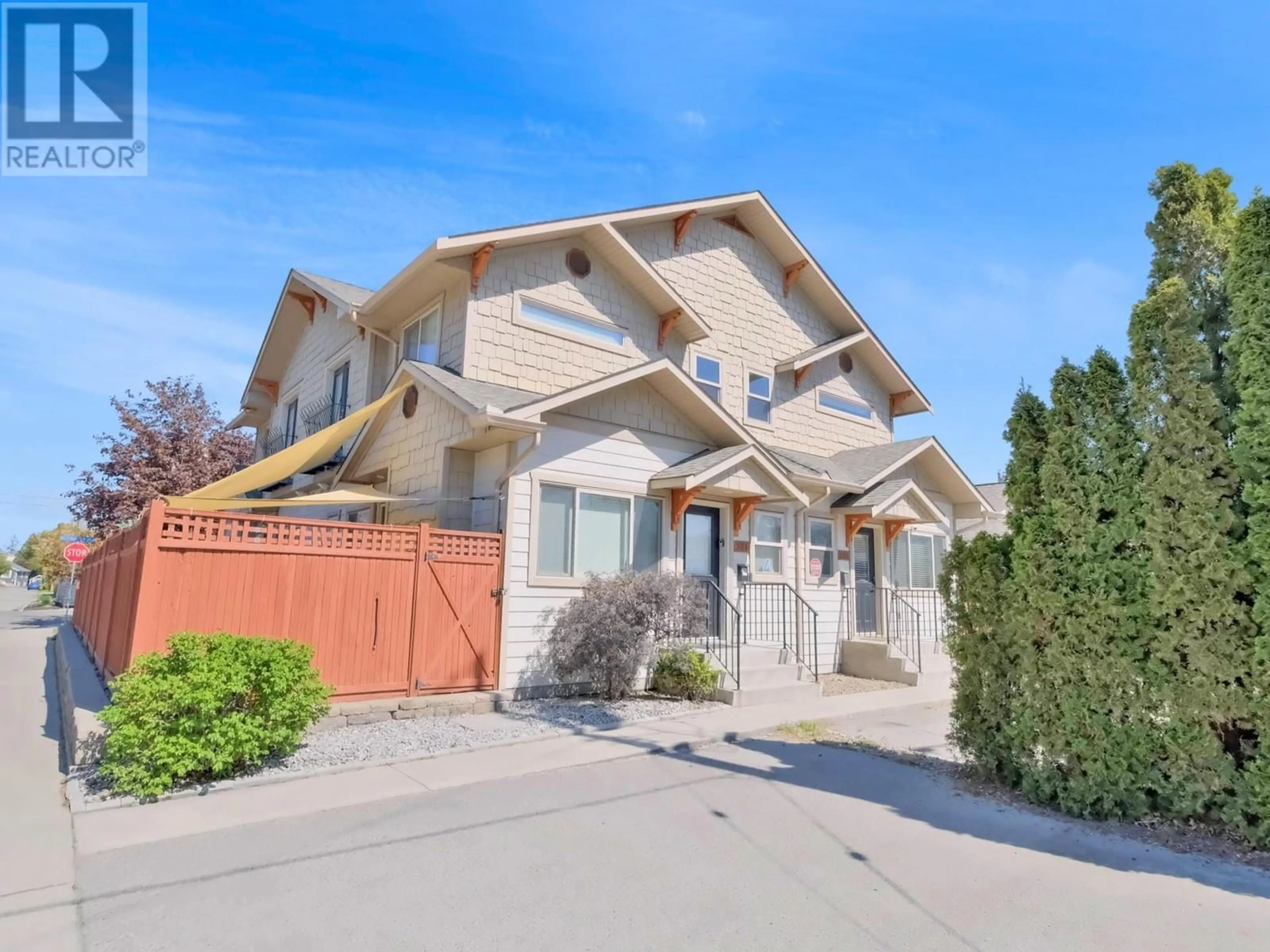 Home with vinyl exterior material, street for 102 - 598 WESTMINSTER AVENUE WEST, Penticton British Columbia V2A1K6
