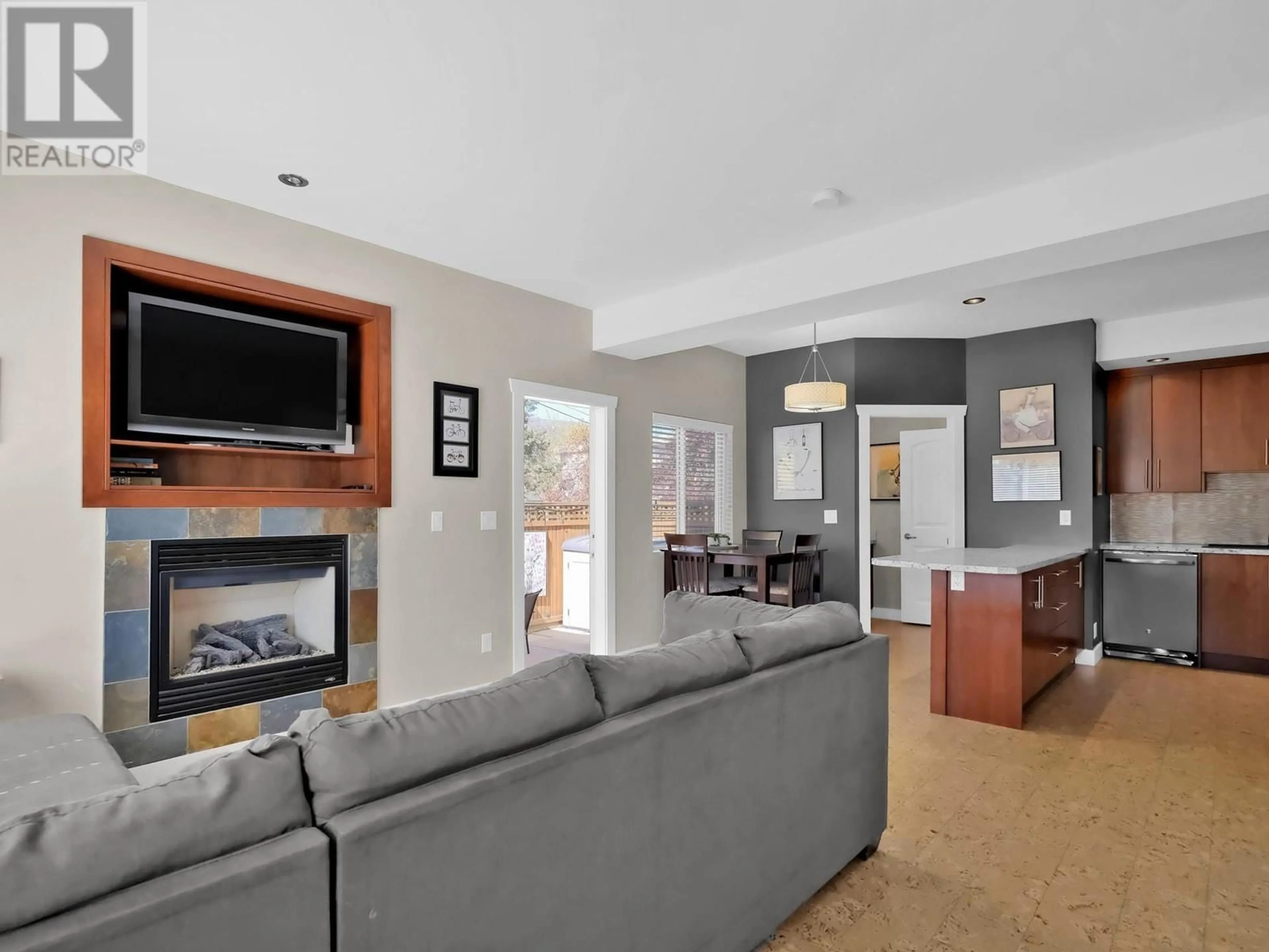Living room with furniture, unknown for 102 - 598 WESTMINSTER AVENUE WEST, Penticton British Columbia V2A1K6