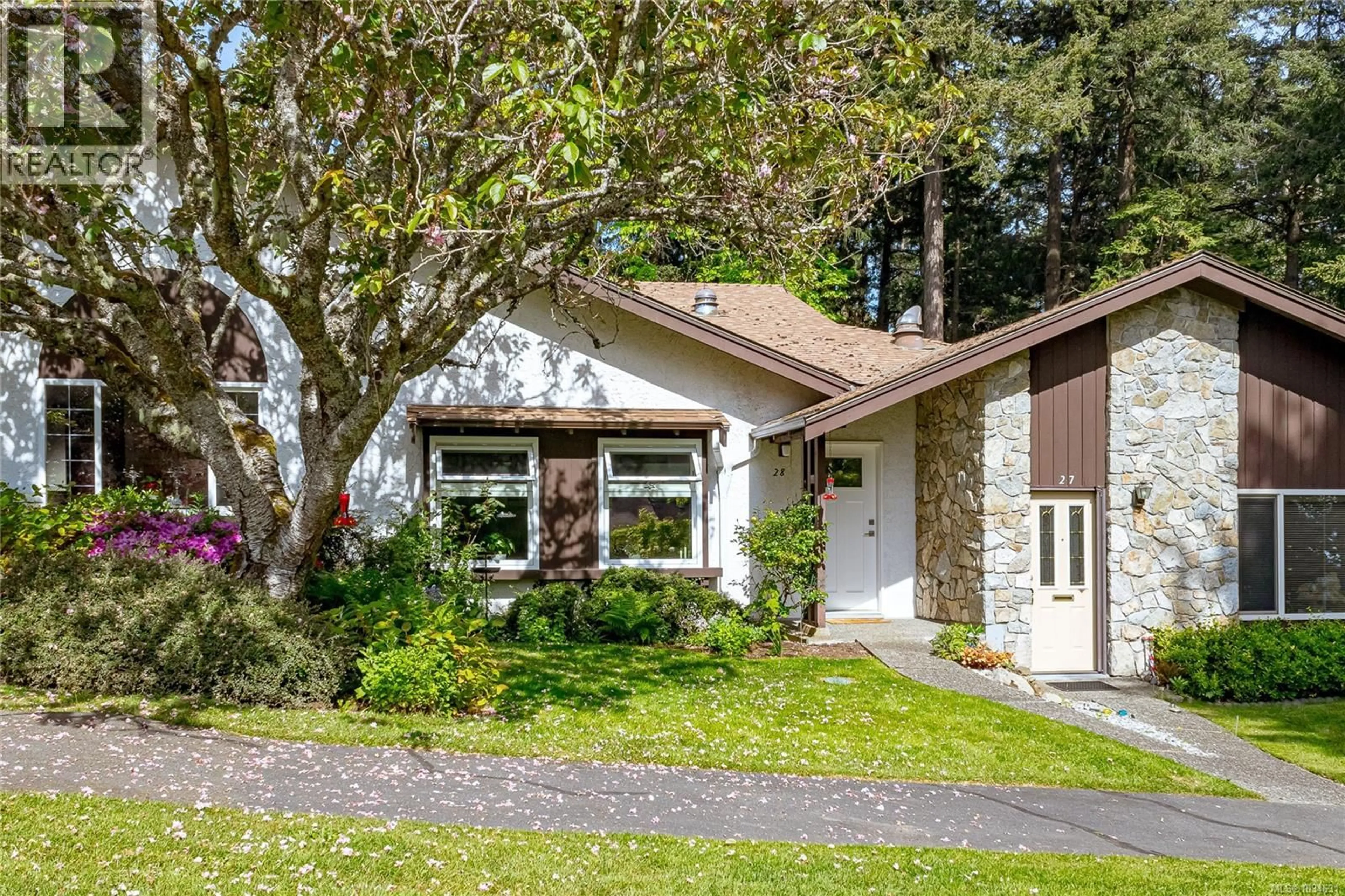Home with vinyl exterior material, street for 28 - 278 ISLAND HIGHWAY, View Royal British Columbia V9B1G5