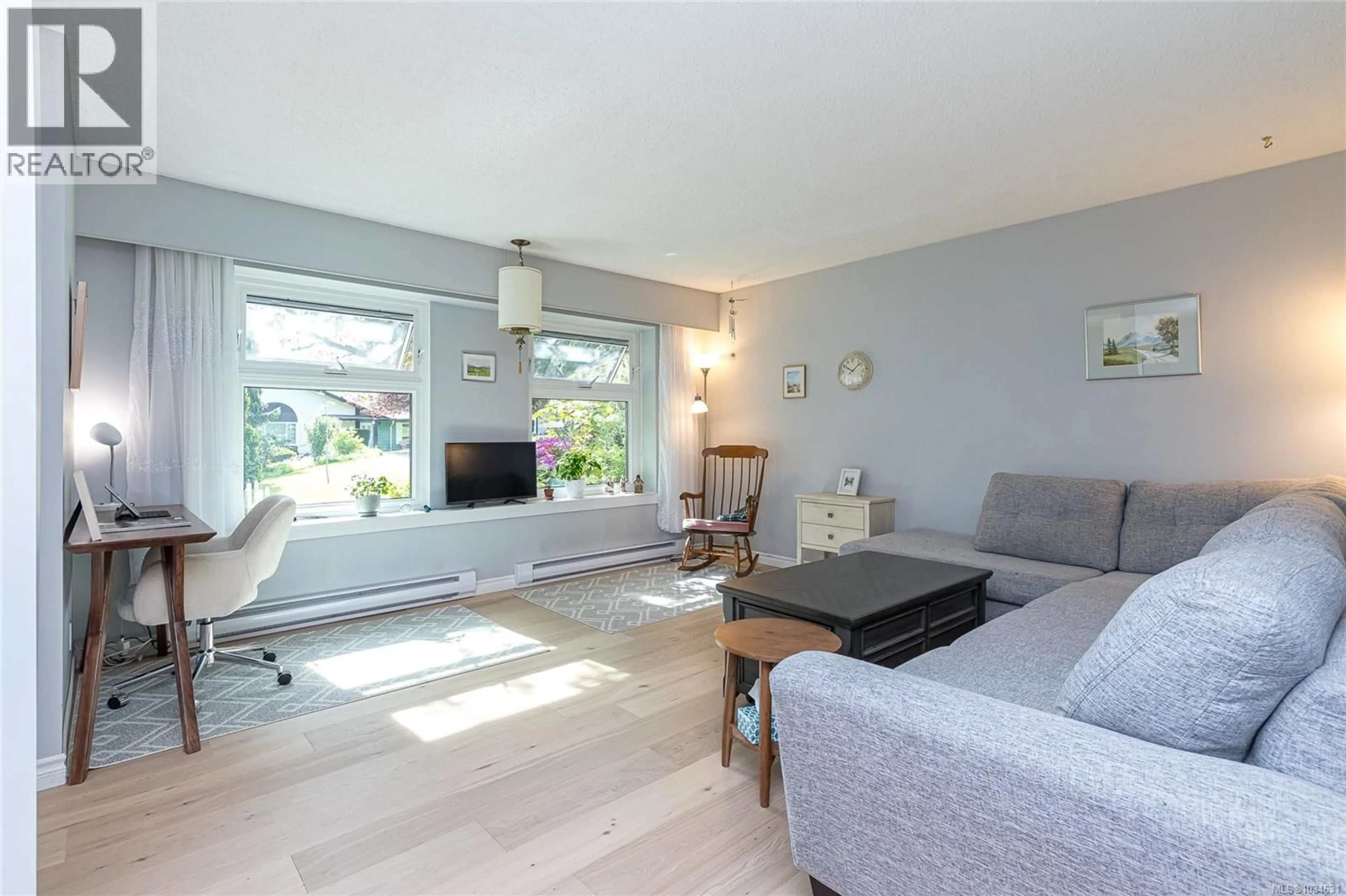 Living room with furniture, wood/laminate floor for 28 - 278 ISLAND HIGHWAY, View Royal British Columbia V9B1G5