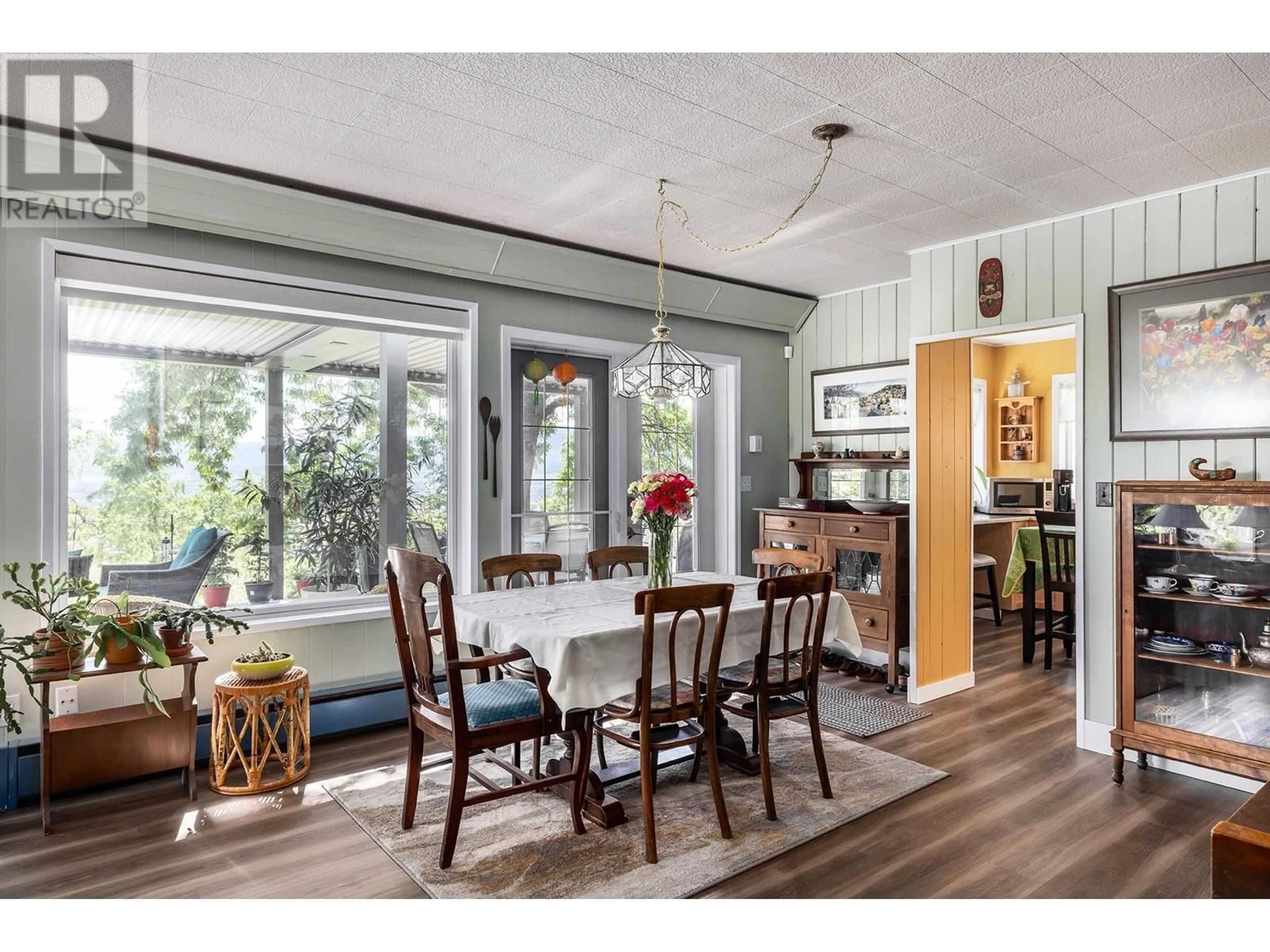 Dining room, wood/laminate floor for 852 STUART ROAD, West Kelowna British Columbia V1Z1G9