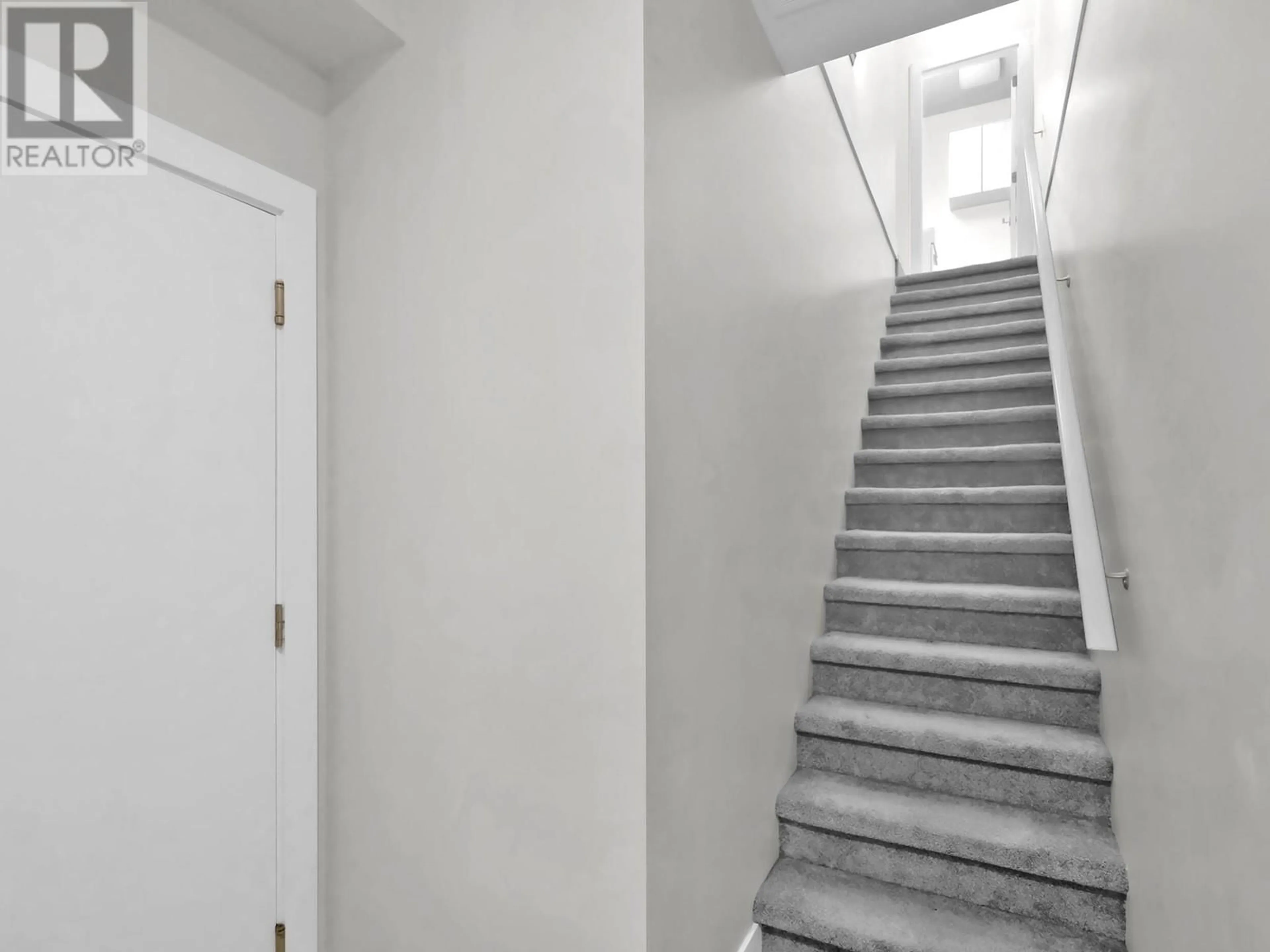 Stairs for 22 - 255 TAYLOR ROAD, Kelowna British Columbia V1X4G1