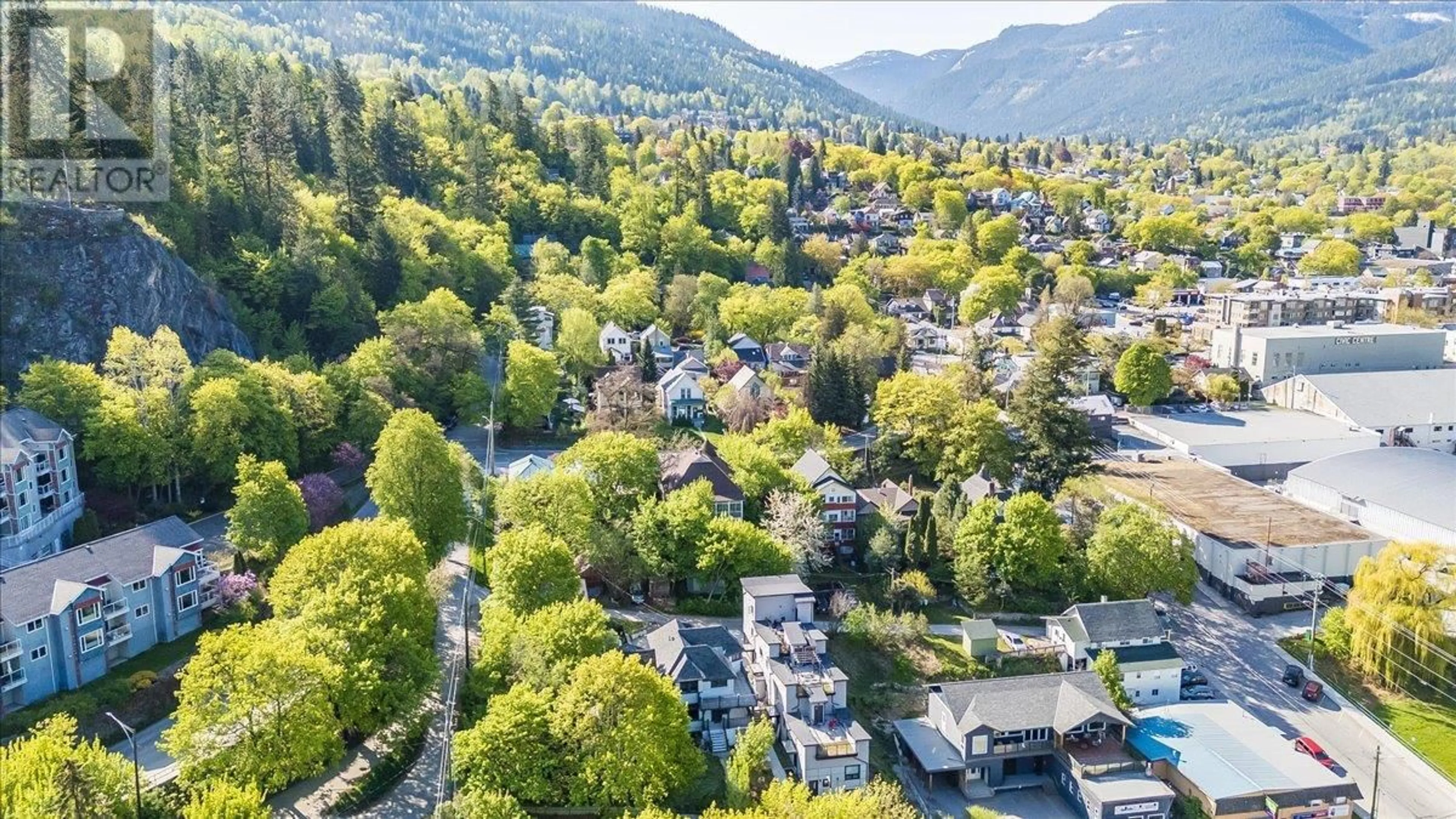 A pic from outside/outdoor area/front of a property/back of a property/a pic from drone, mountain view for 922 FRONT STREET, Nelson British Columbia V1L4C2