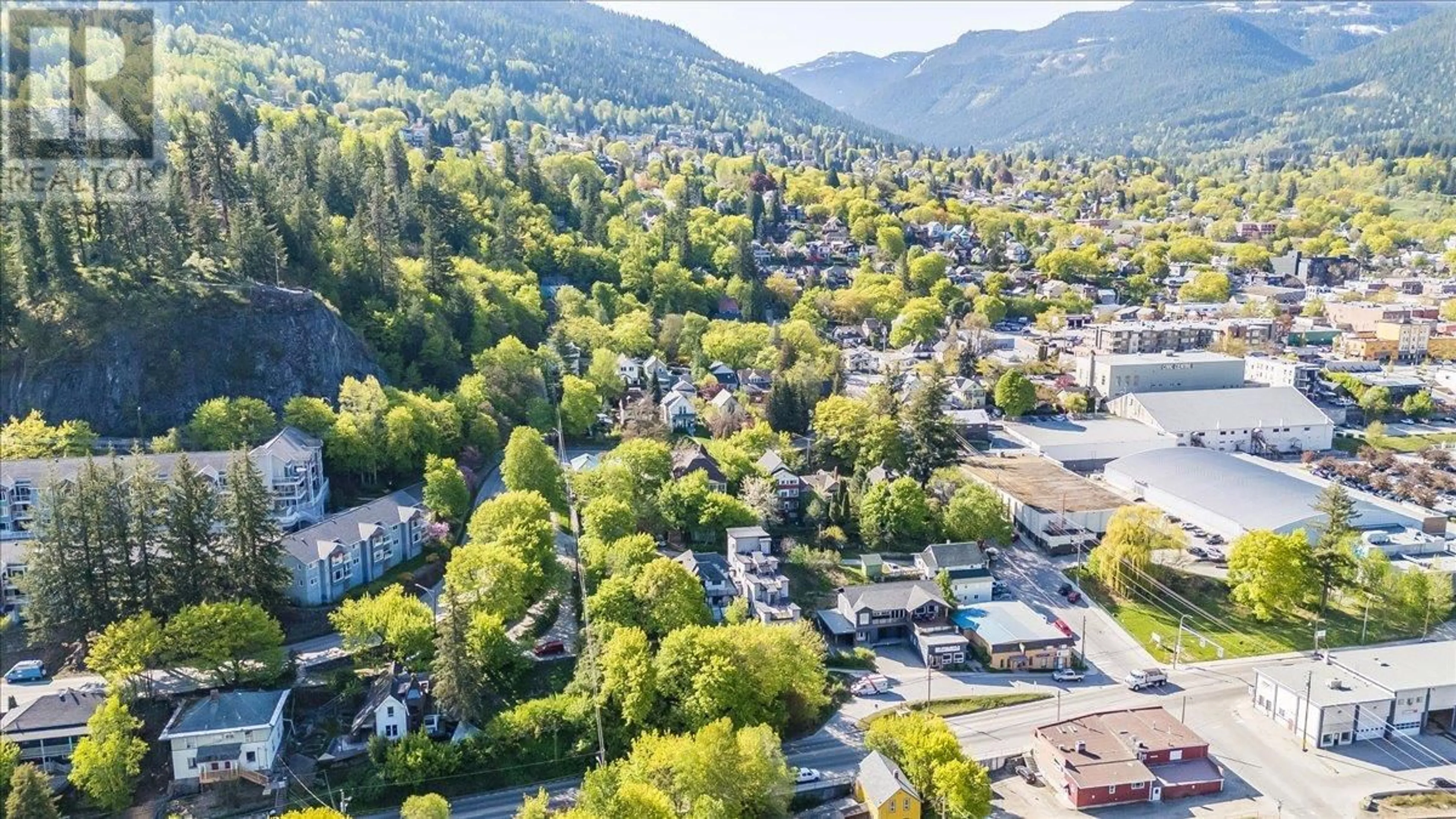 A pic from outside/outdoor area/front of a property/back of a property/a pic from drone, mountain view for 922 FRONT STREET, Nelson British Columbia V1L4C2