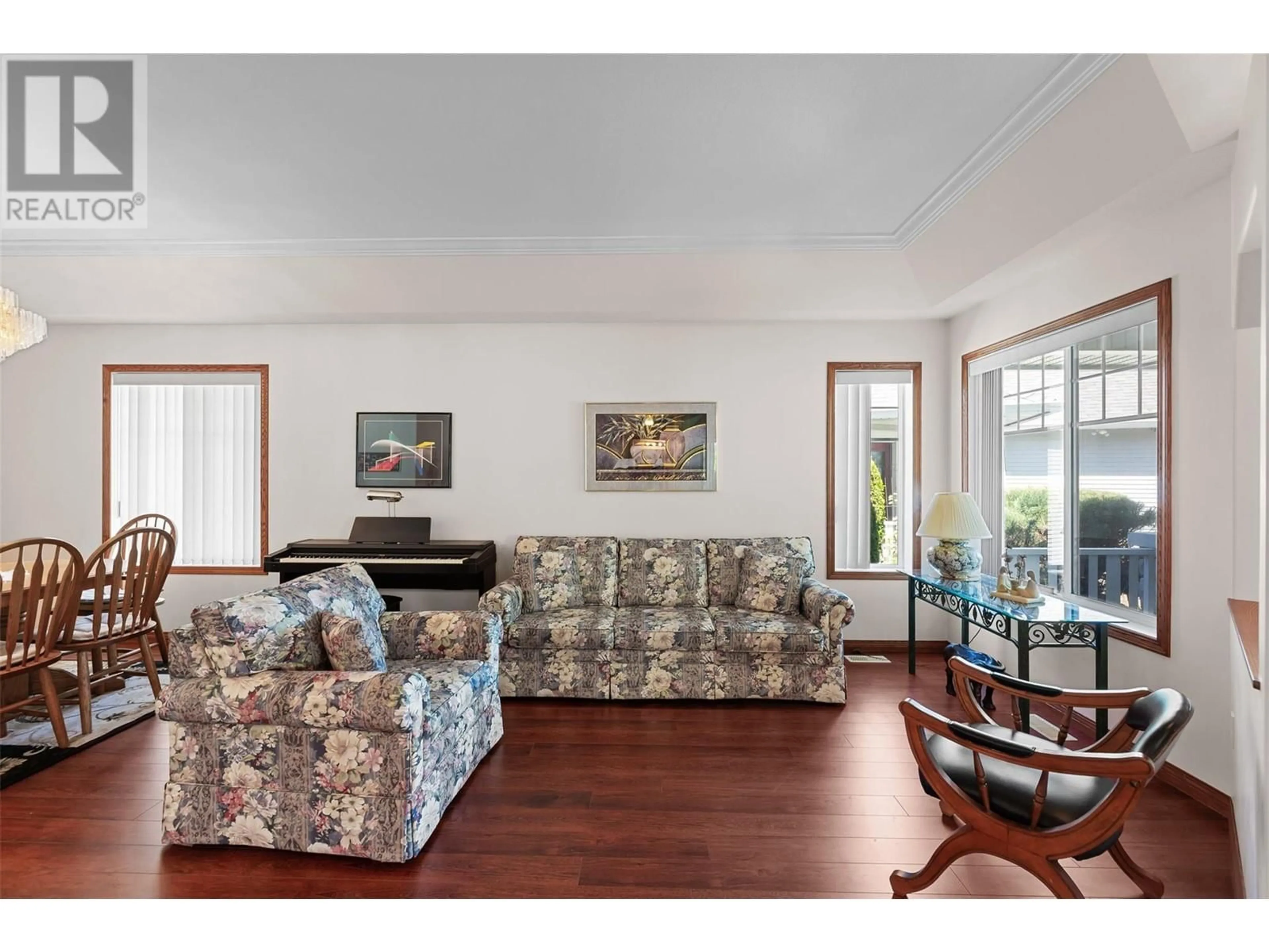 Living room with furniture, wood/laminate floor for 114 - 1321 RIDGEWAY DRIVE, Kelowna British Columbia V1Y9T6