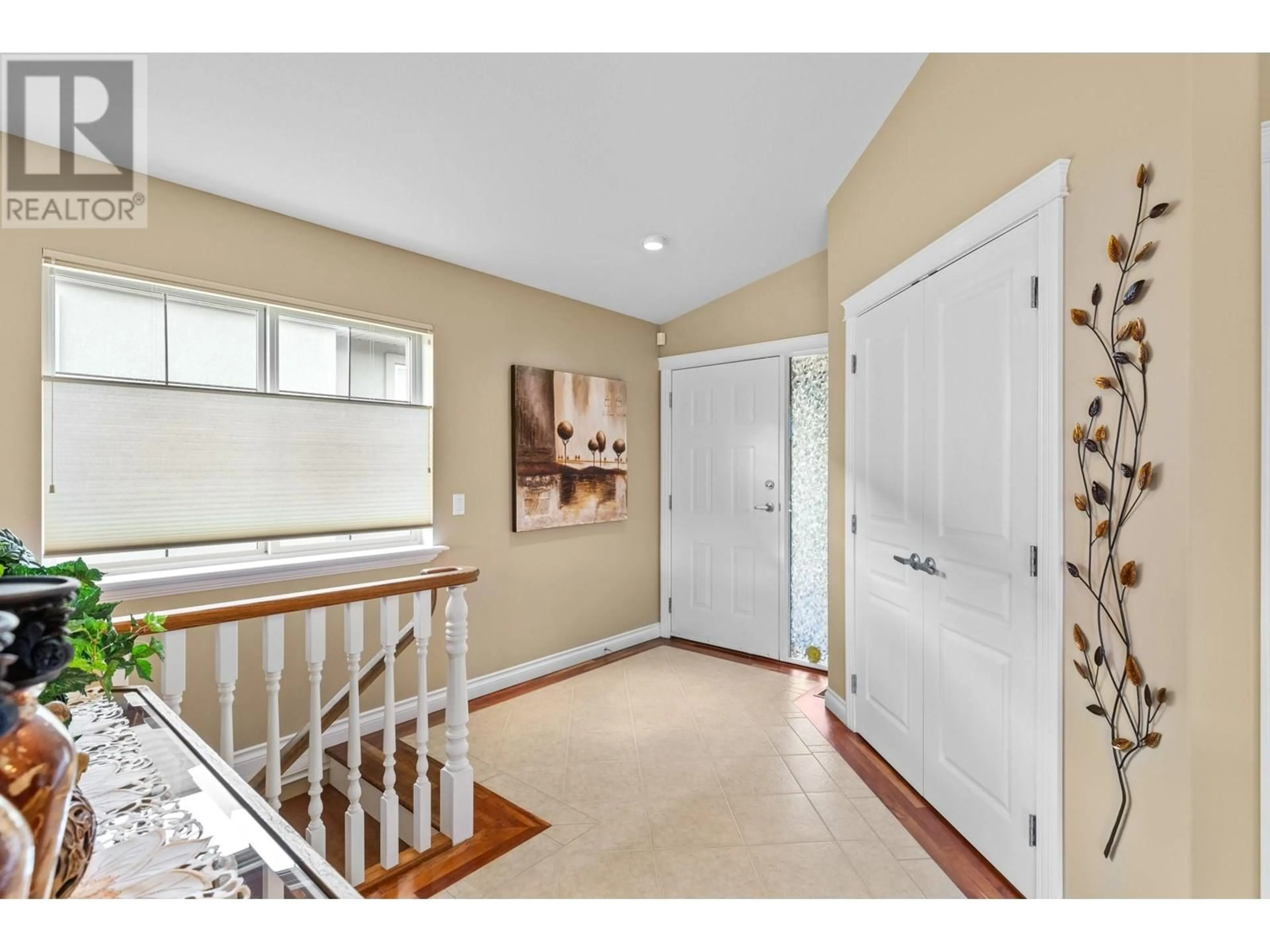 Indoor entryway for 111 - 2455 QUAIL RIDGE BOULEVARD, Kelowna British Columbia V1V2S8