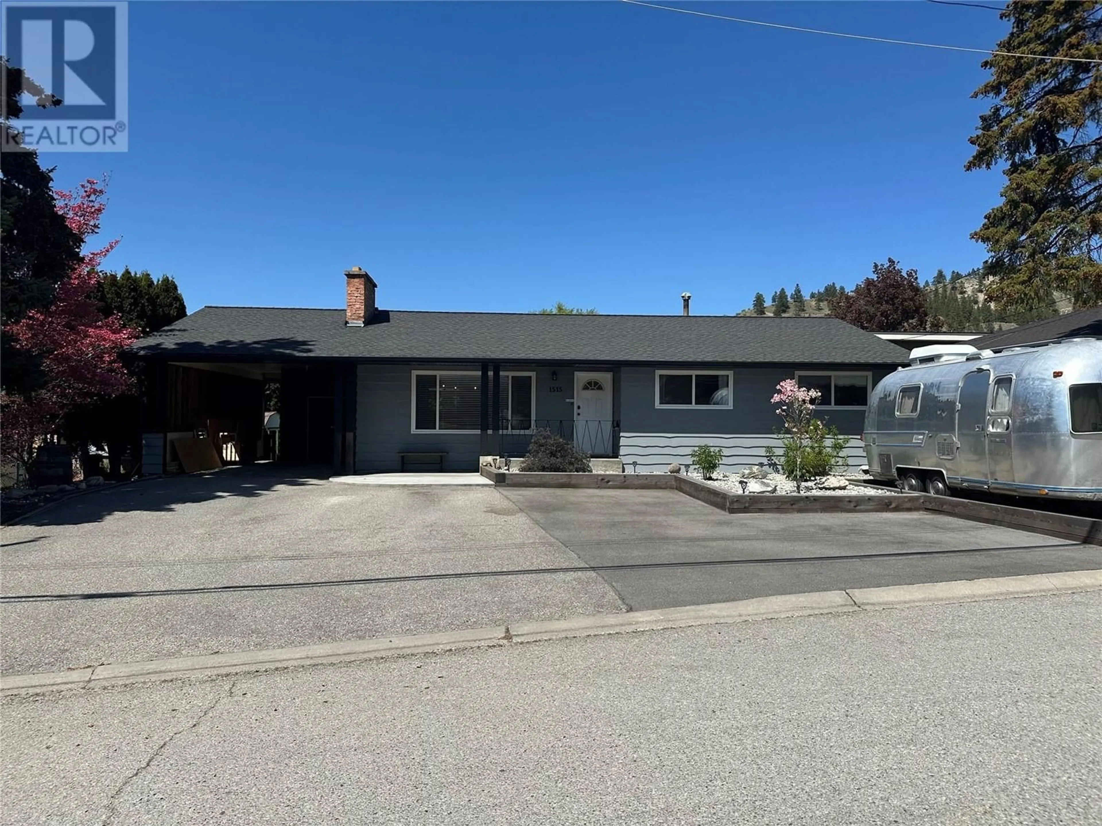 Home with vinyl exterior material, street for 1515 DUNCAN AVENUE, Penticton British Columbia V2A2X7