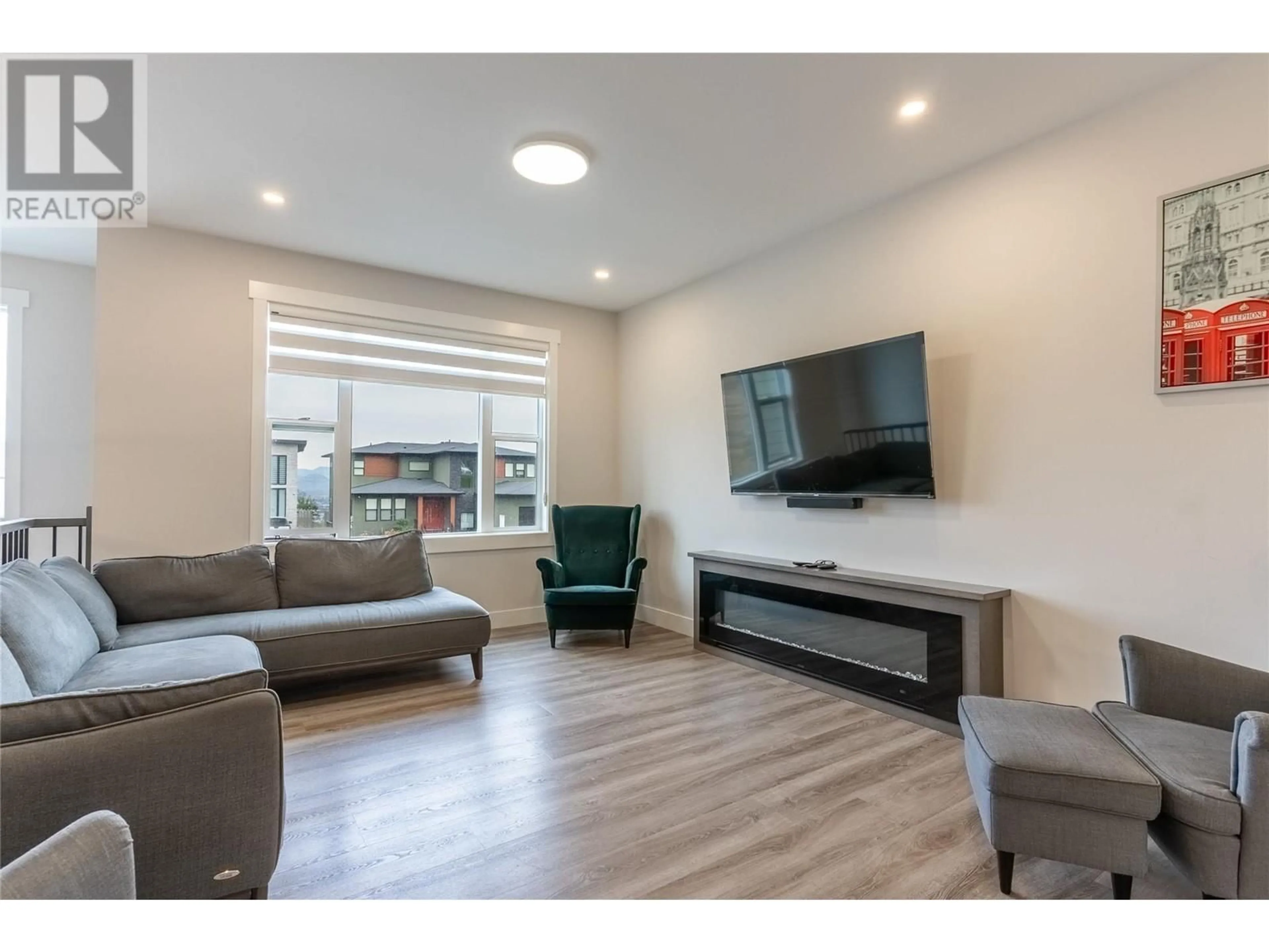 Living room with furniture, wood/laminate floor for 1097 EDGEHILL PLACE, Kamloops British Columbia V2C0G6