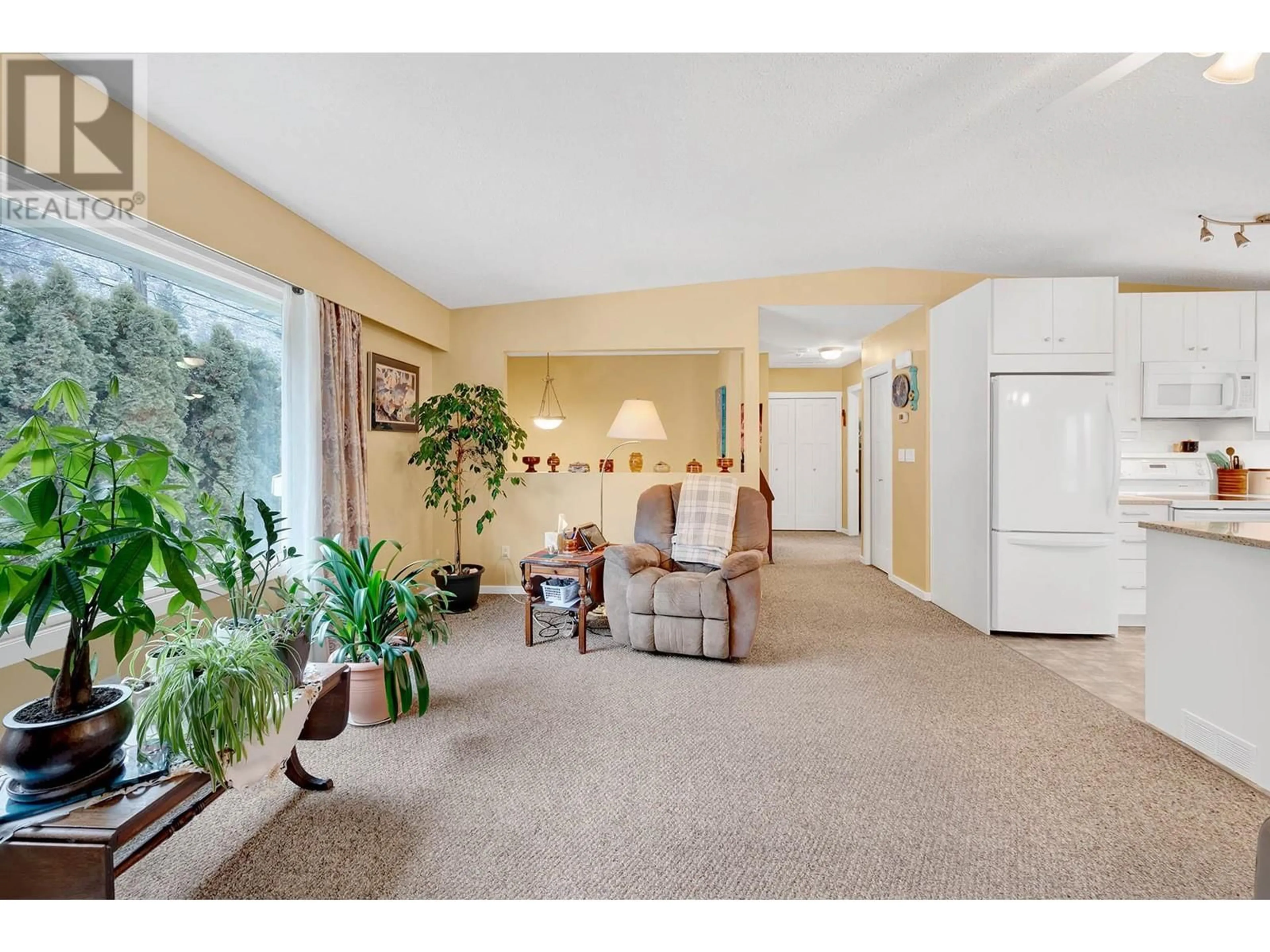 Indoor foyer for 3957 OLD YELLOWHEAD HIGHWAY, Kamloops British Columbia V2H1K6