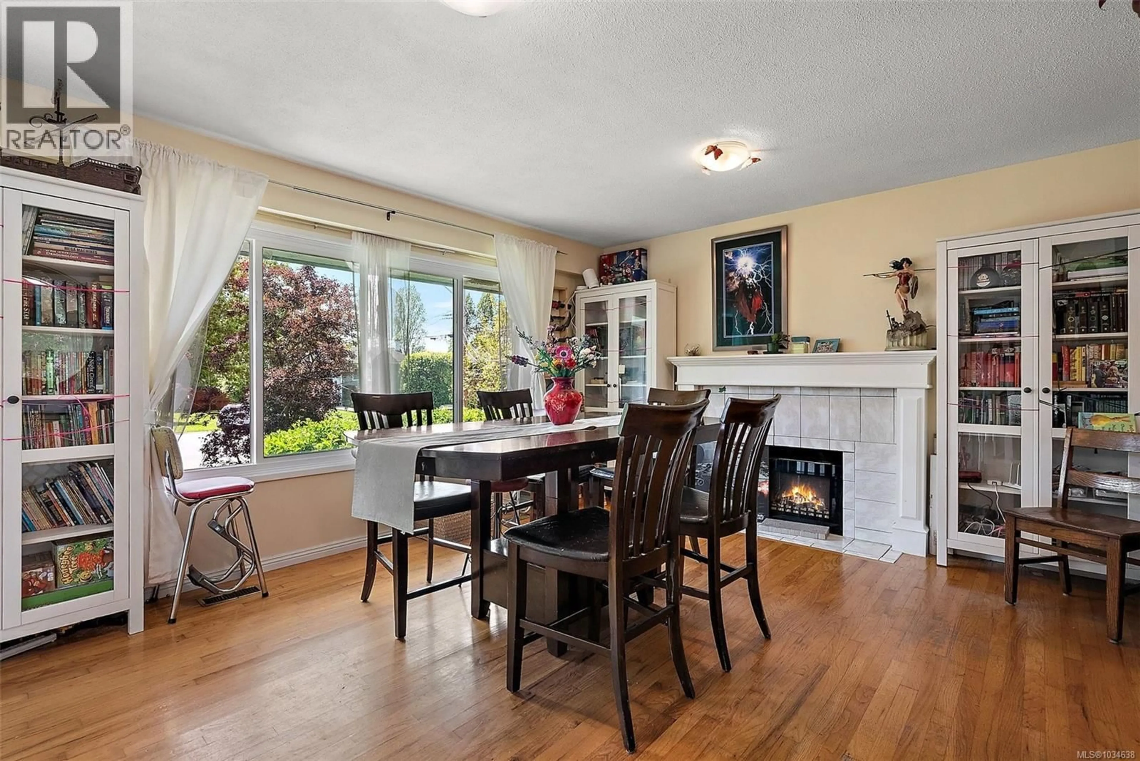 Dining room, wood/laminate floor for 10292 GODFREY PLACE, Sidney British Columbia V8L2L1