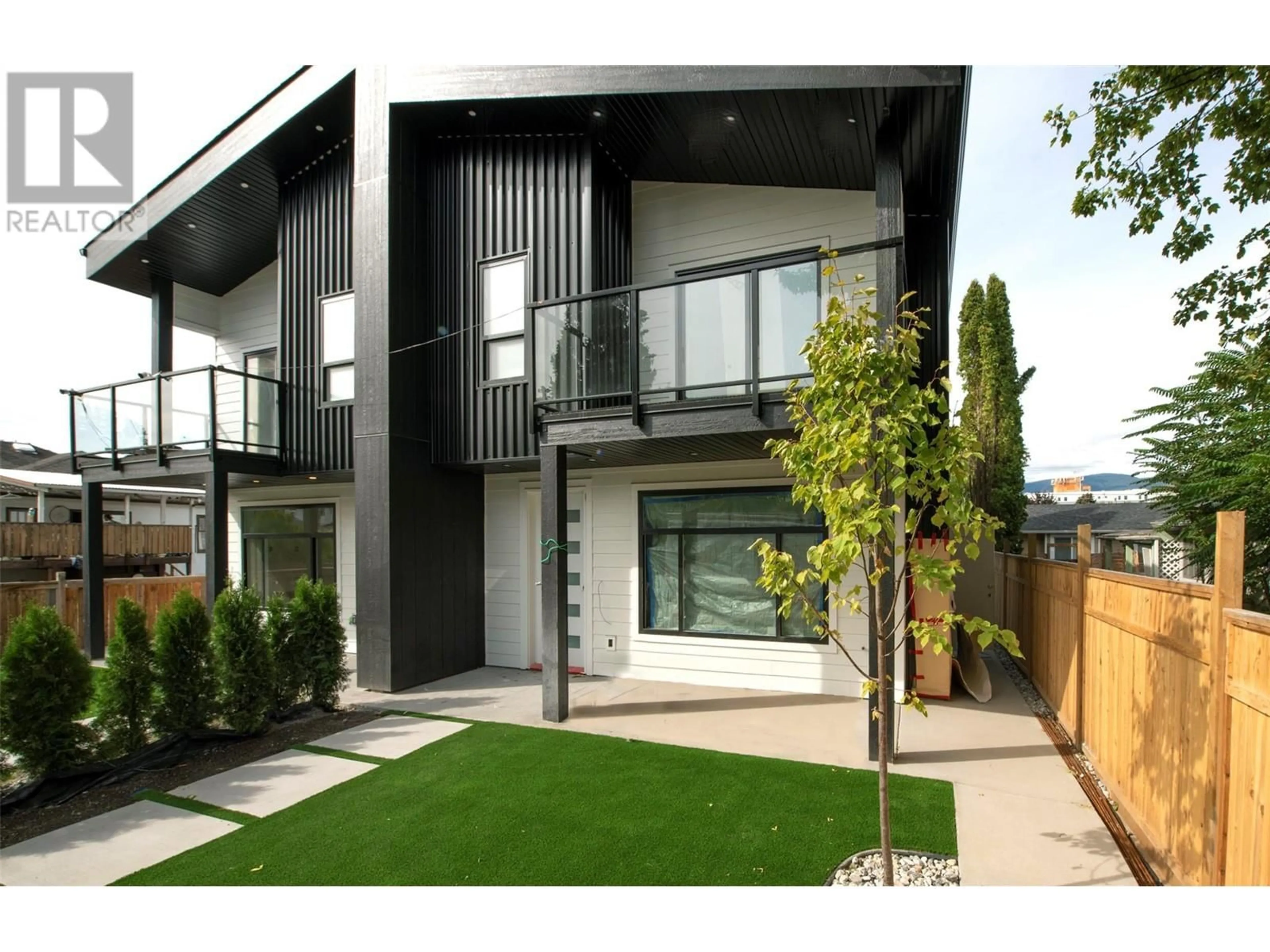 Unknown for 4 - 787 LAWSON AVENUE, Kelowna British Columbia V1Y6S9