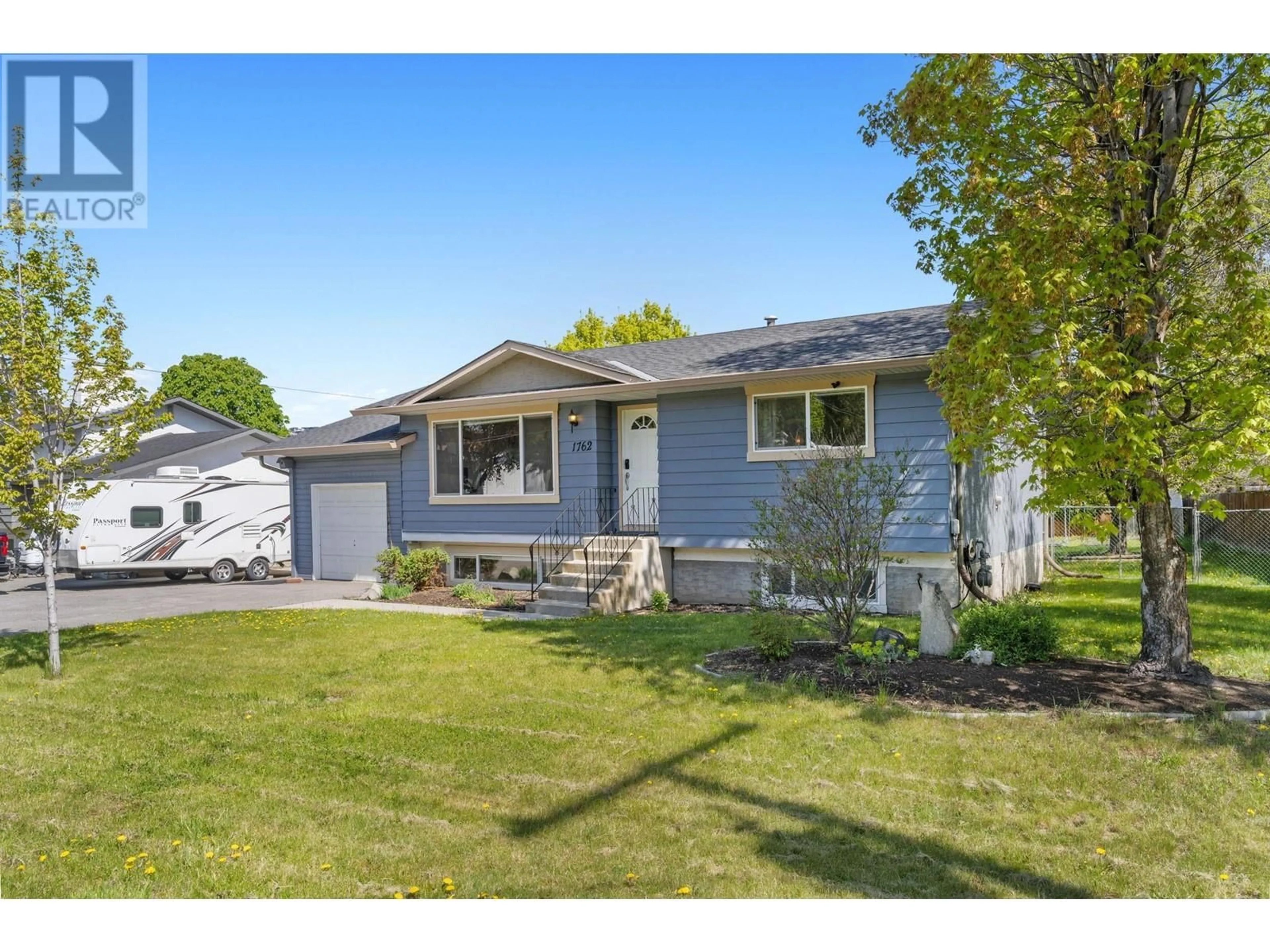 Home with vinyl exterior material, street for 1762 AUTUMN ROAD, Kelowna British Columbia V1P1G1