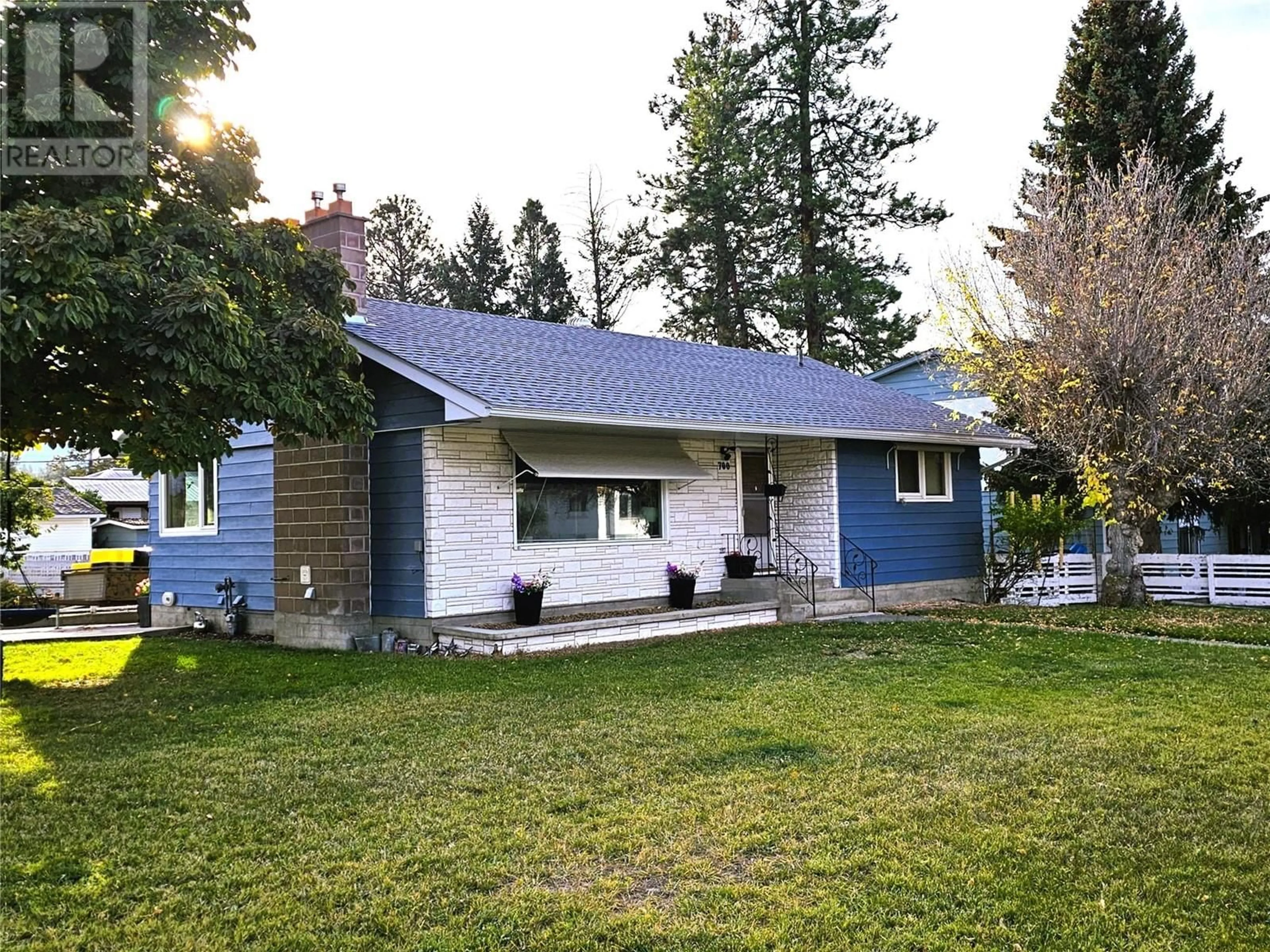 Home with vinyl exterior material, street for 700 12TH AVENUE SOUTH, Cranbrook British Columbia V1C2T2