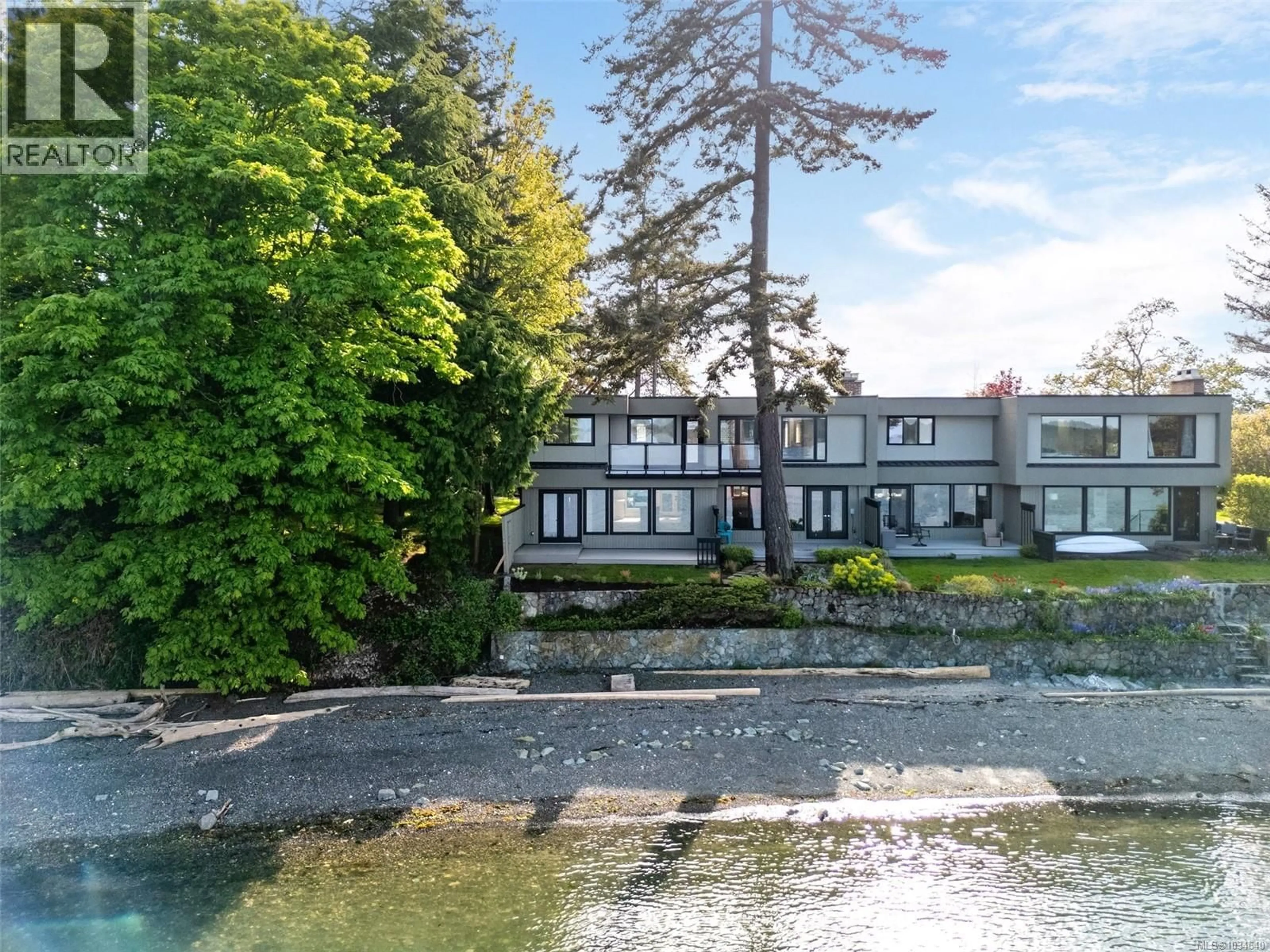 A pic from outside/outdoor area/front of a property/back of a property/a pic from drone, water/lake/river/ocean view for 16 - 2330 HARBOUR ROAD, Sidney British Columbia V8L2P8