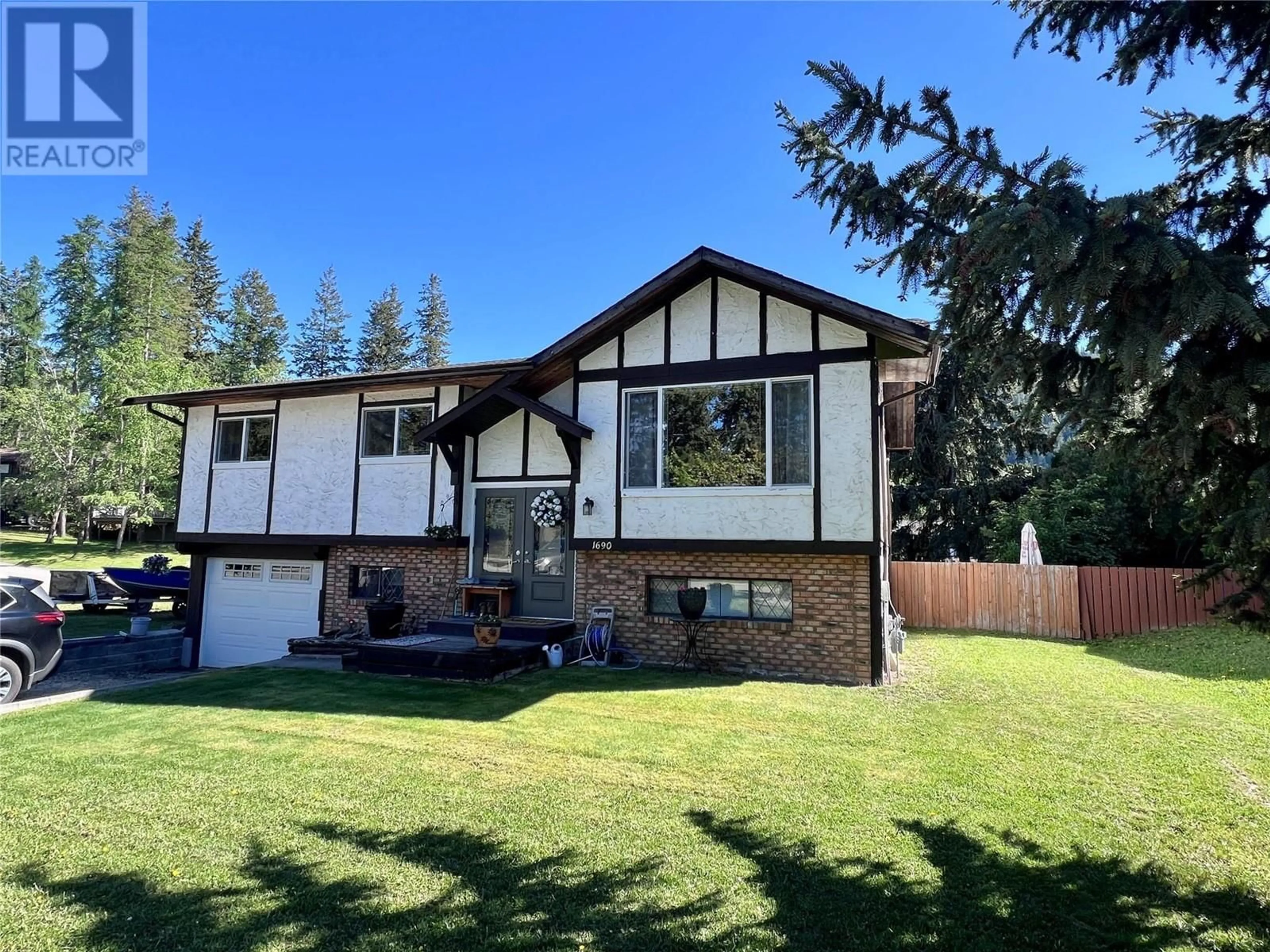 Home with vinyl exterior material, mountain view for 1690 15 AVENUE SOUTHEAST, Salmon Arm British Columbia V1E2E7