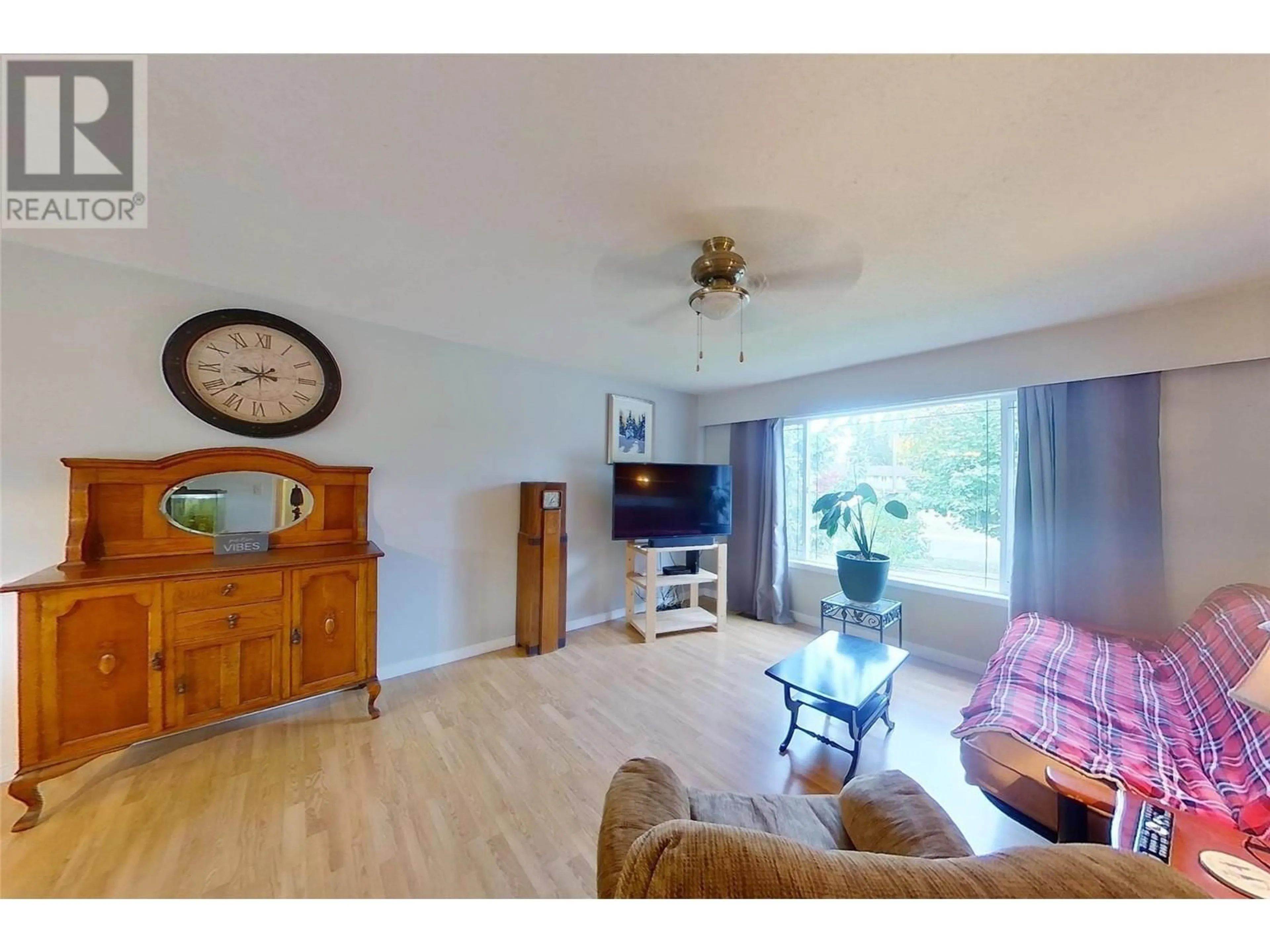 Living room with furniture, wood/laminate floor for 1690 15 AVENUE SOUTHEAST, Salmon Arm British Columbia V1E2E7