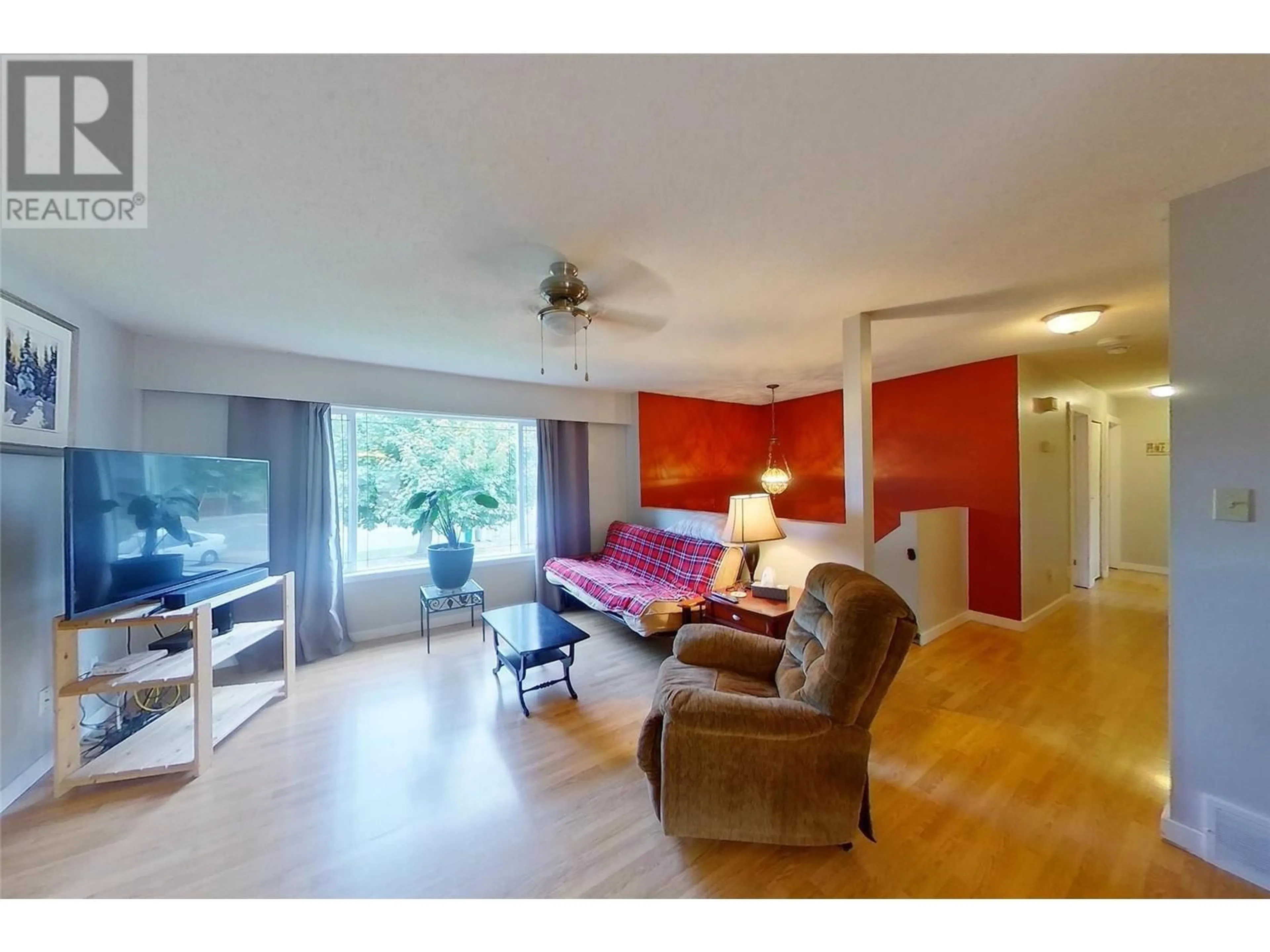 Living room with furniture, wood/laminate floor for 1690 15 AVENUE SOUTHEAST, Salmon Arm British Columbia V1E2E7