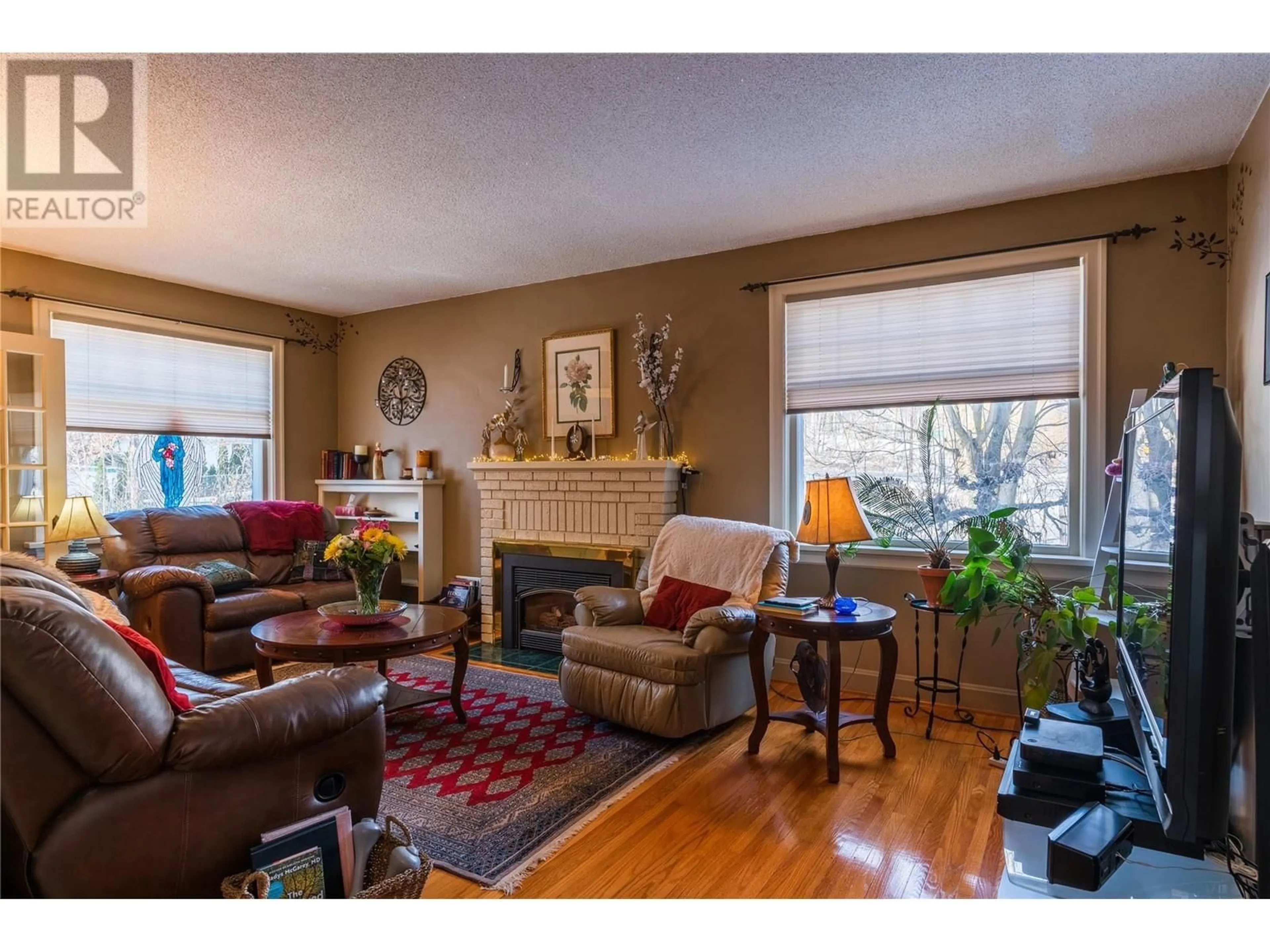 Living room with furniture, wood/laminate floor for 399 MURRAY DRIVE, Warfield British Columbia V1R2J5
