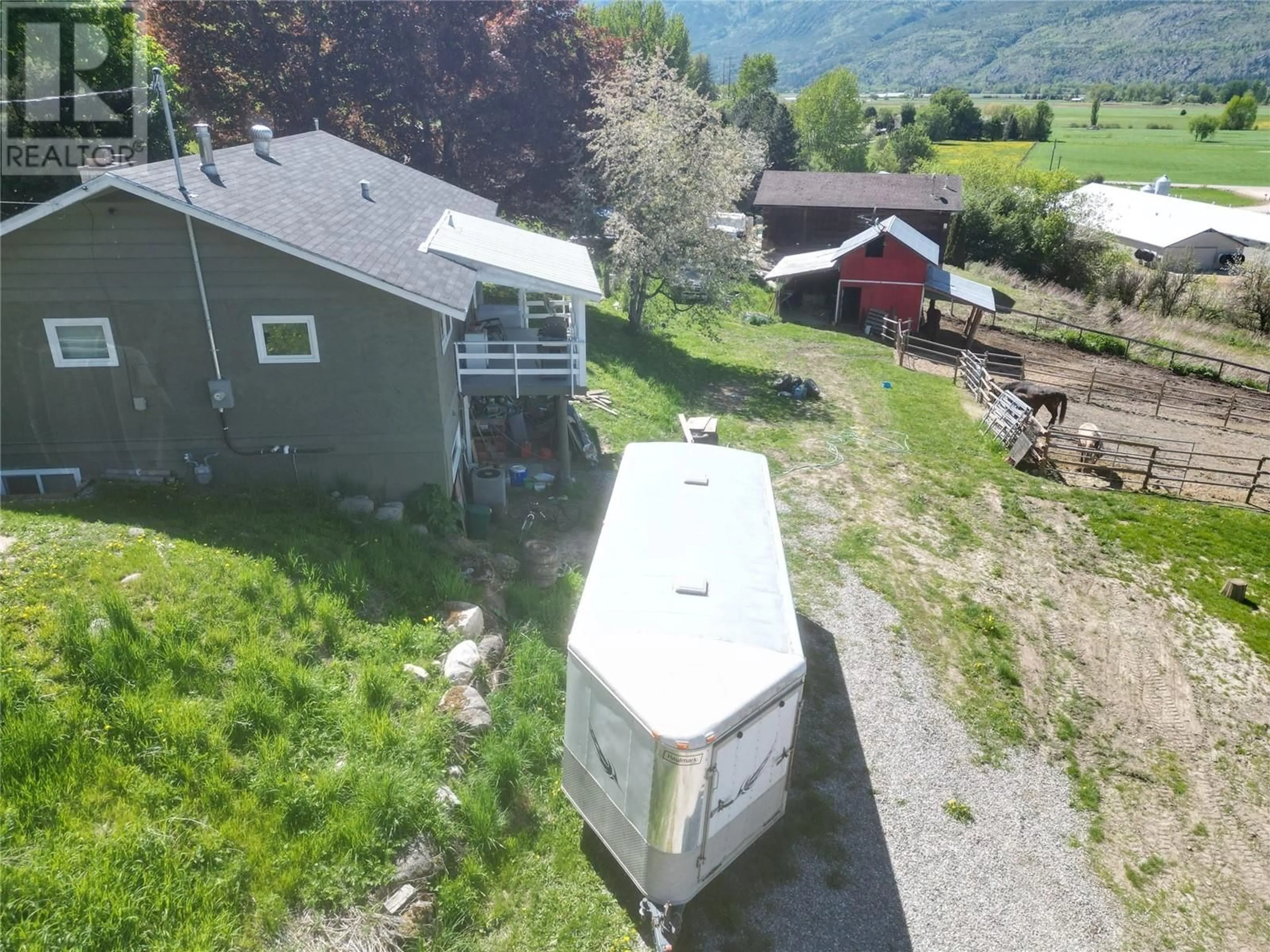 A pic from outside/outdoor area/front of a property/back of a property/a pic from drone, unknown for 2651 FOOTHILL ROAD SOUTHWEST, Salmon Arm British Columbia V1E1L7