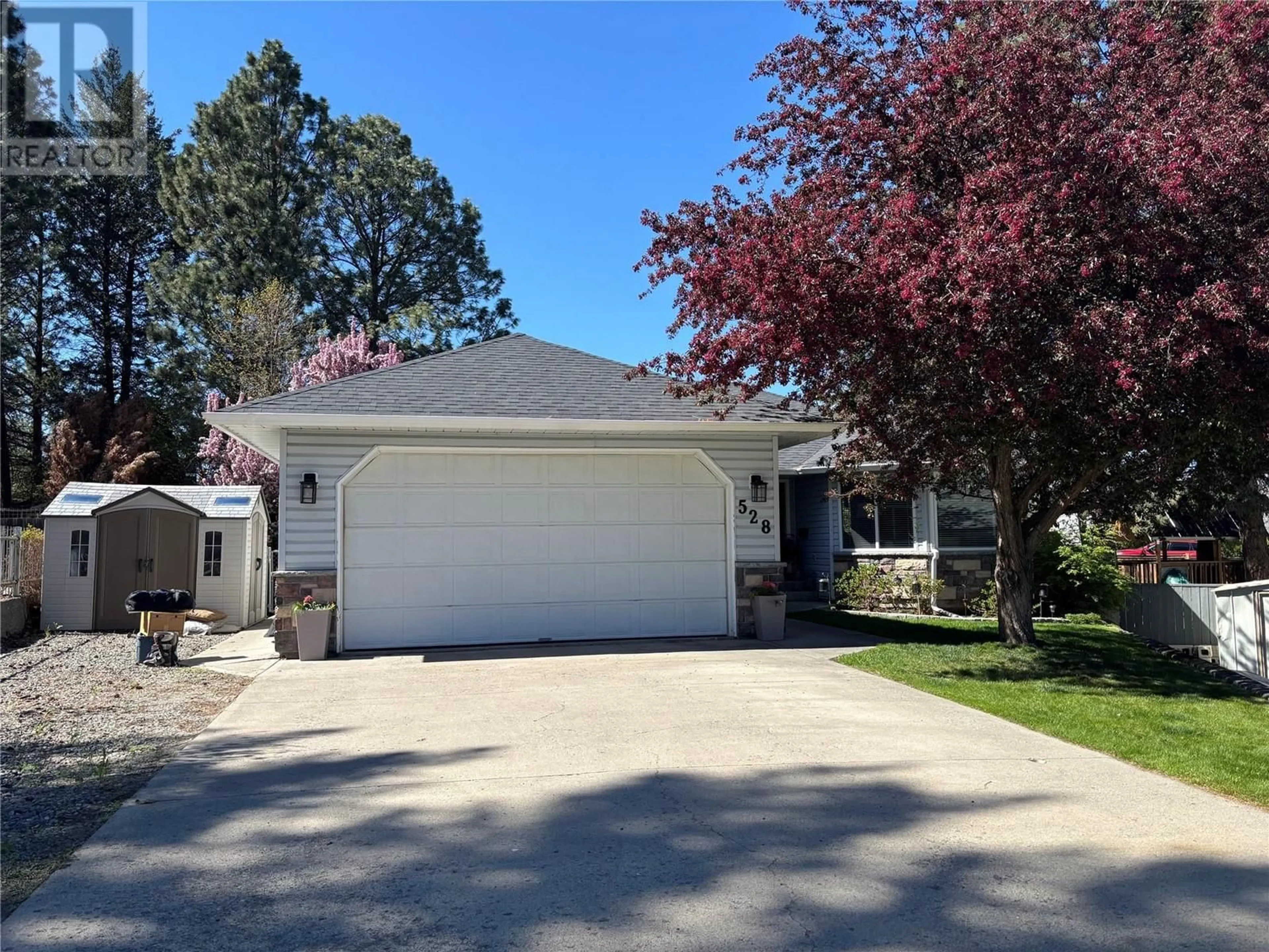 Home with vinyl exterior material, street for 528 CARMEL COURT, Kamloops British Columbia V2E2G3