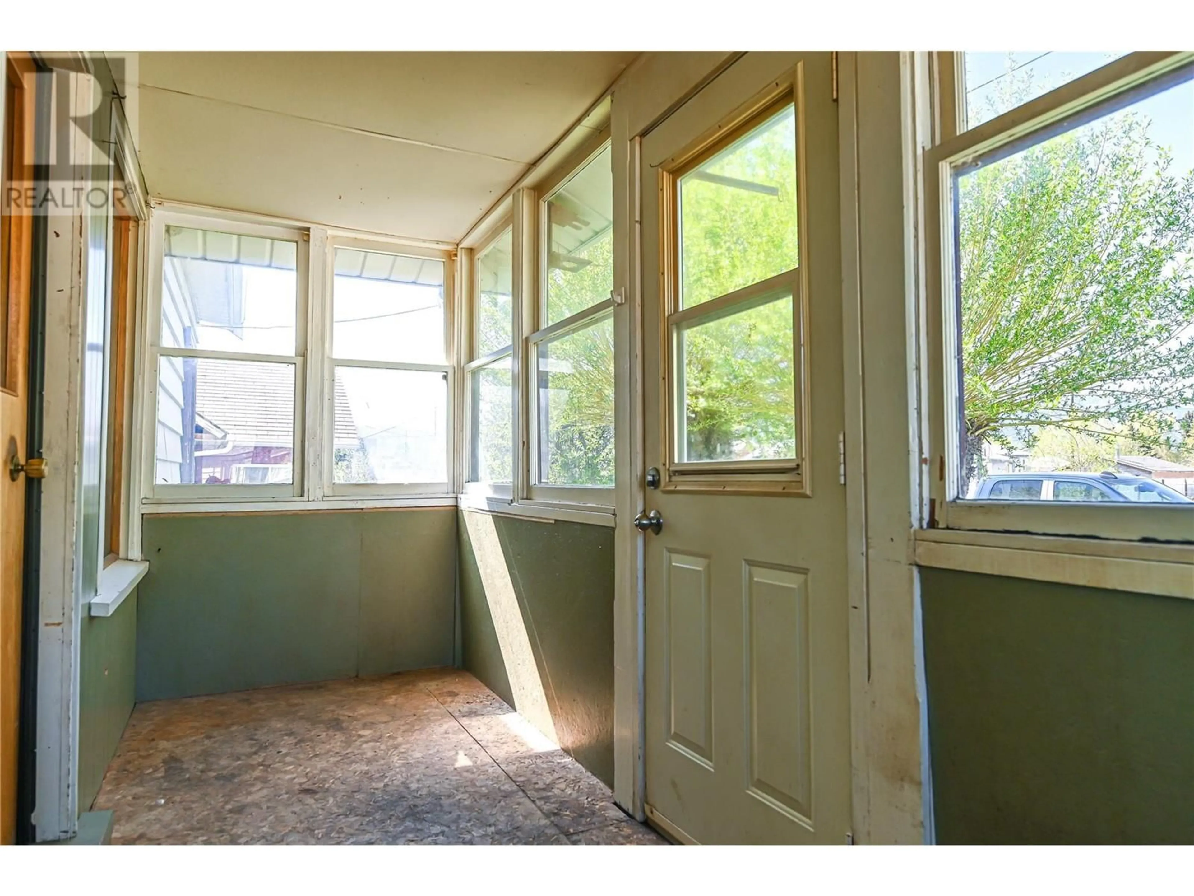 Indoor entryway for 4966 LUCK AVENUE, Canal Flats British Columbia V0B1B0