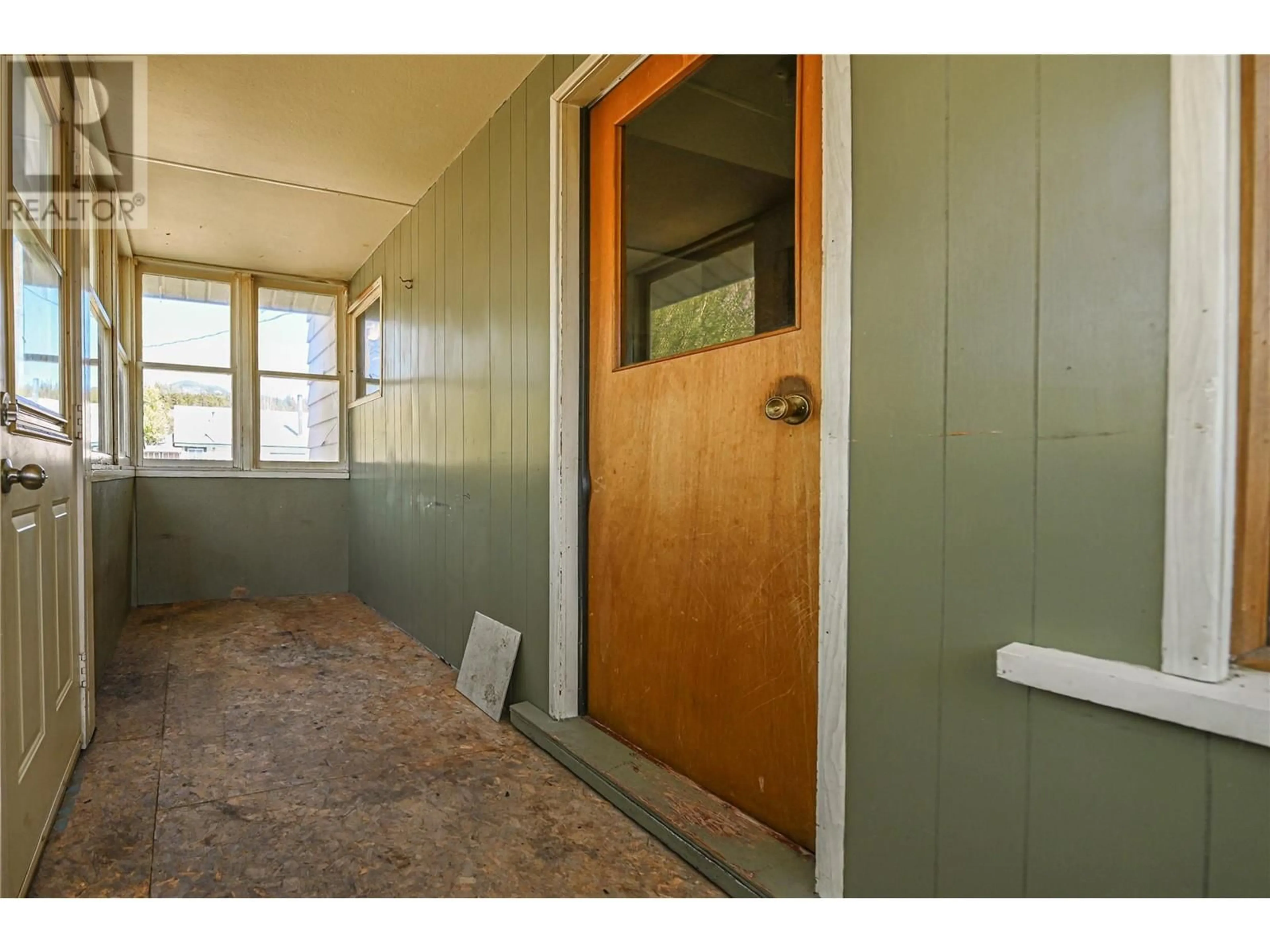 Indoor entryway for 4966 LUCK AVENUE, Canal Flats British Columbia V0B1B0