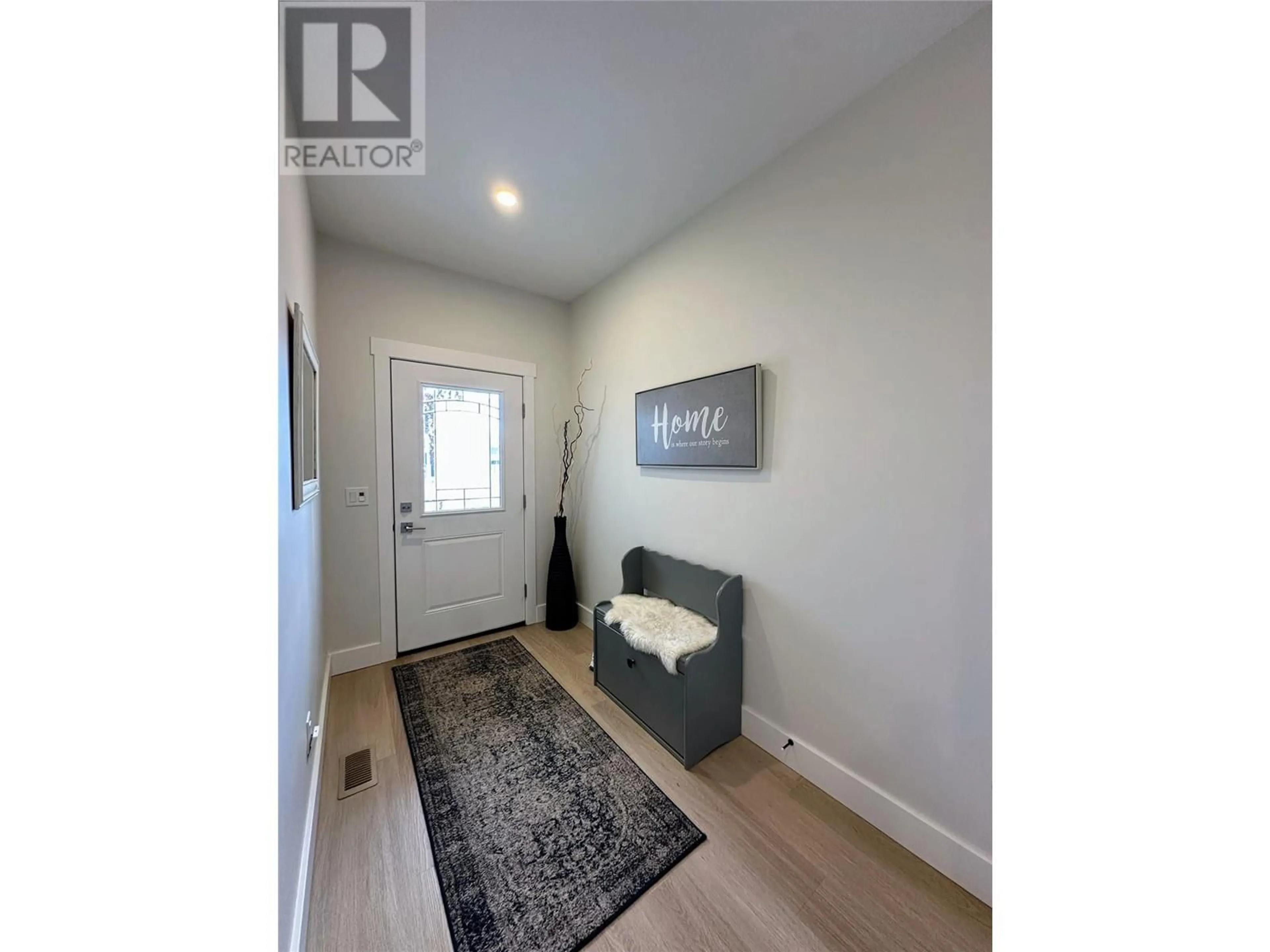 Indoor entryway for 7 - 1999 15 AVENUE, Vernon British Columbia V1T9R4