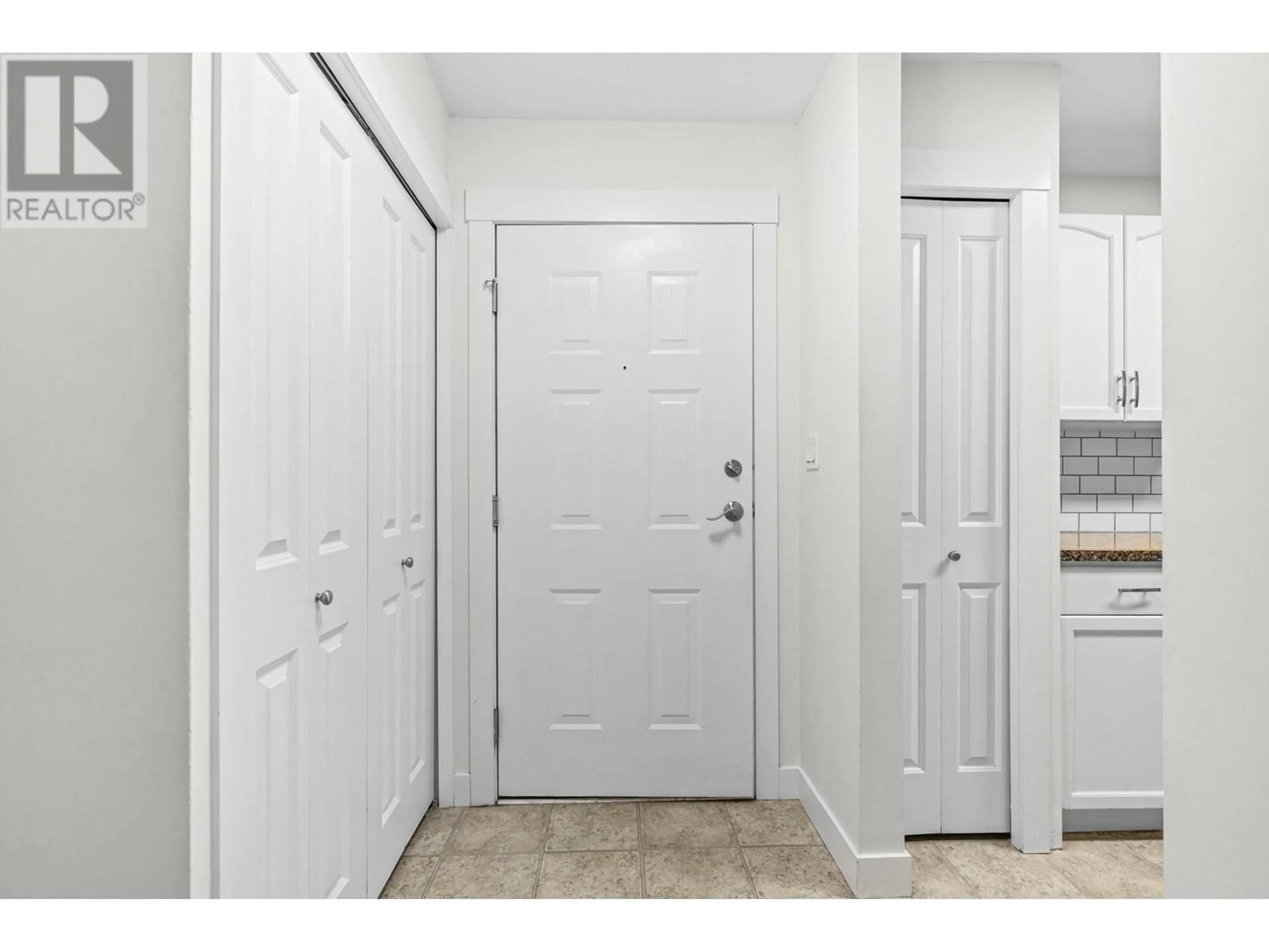 Indoor entryway for 263 - 3854 GORDON DRIVE, Kelowna British Columbia V1W3G5